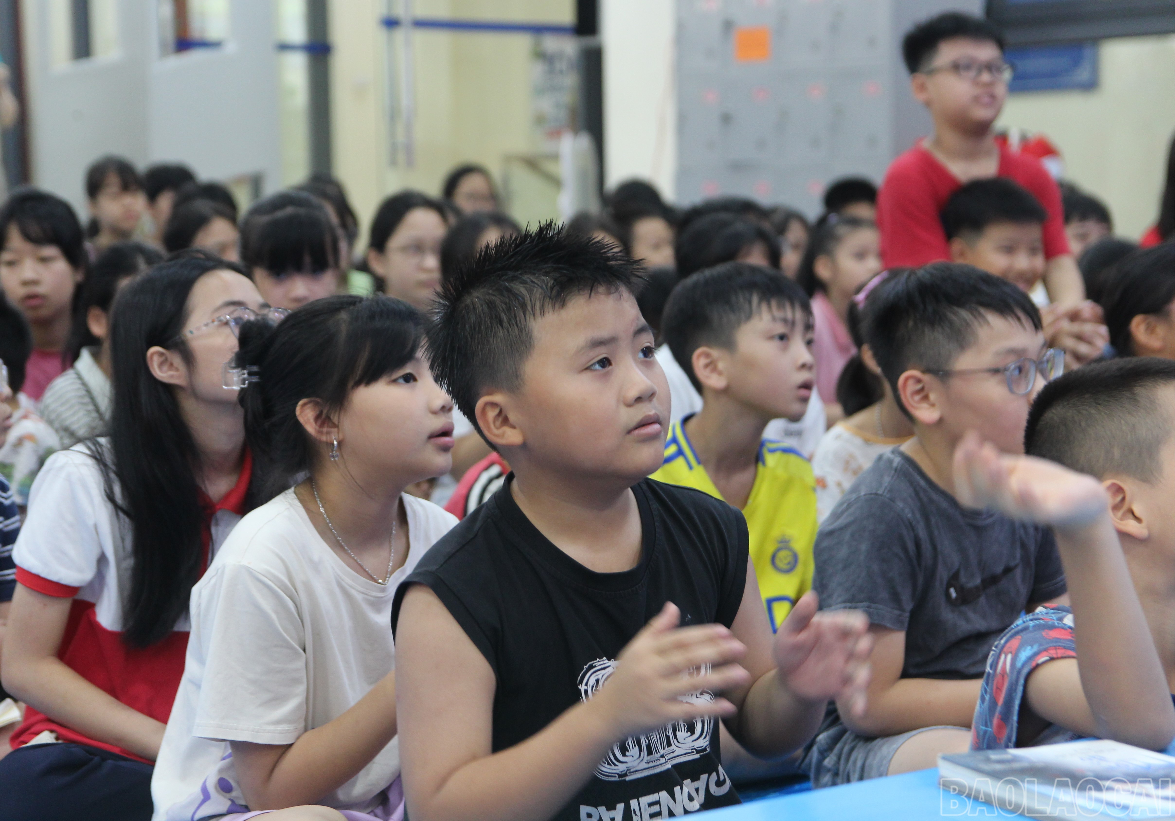 Các em học sinh hào hứng tham gia trò chơi tại ngày khai mạc. baolaocai-br_6.jpg