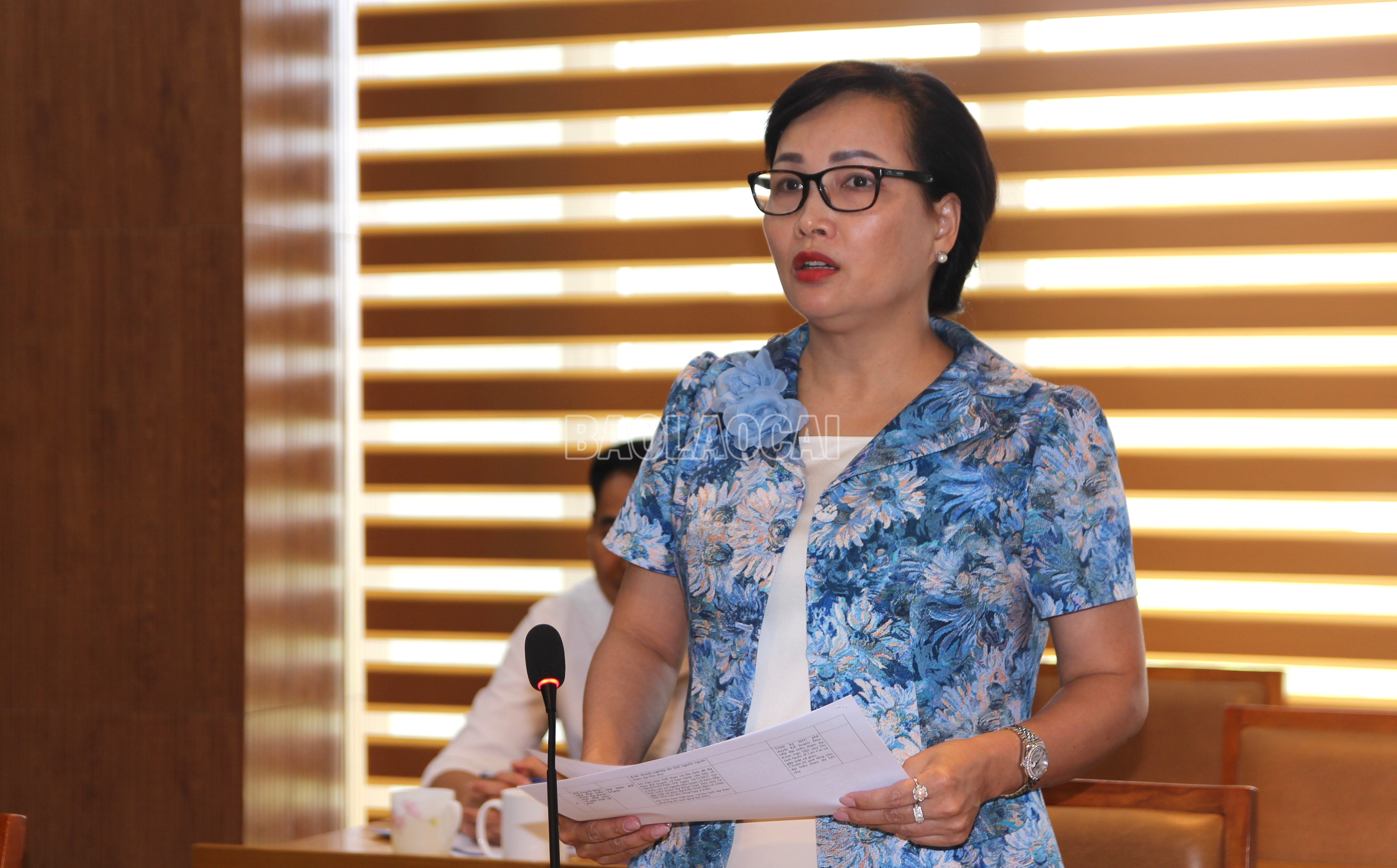 Đồng chí Nguyễn Thị Hải Anh, Giám đốc sở Văn hóa, Thể thao và Du lịch tỉnh báo cáo tại buổi làm việc. baolaocai-c_img-1405.jpg
