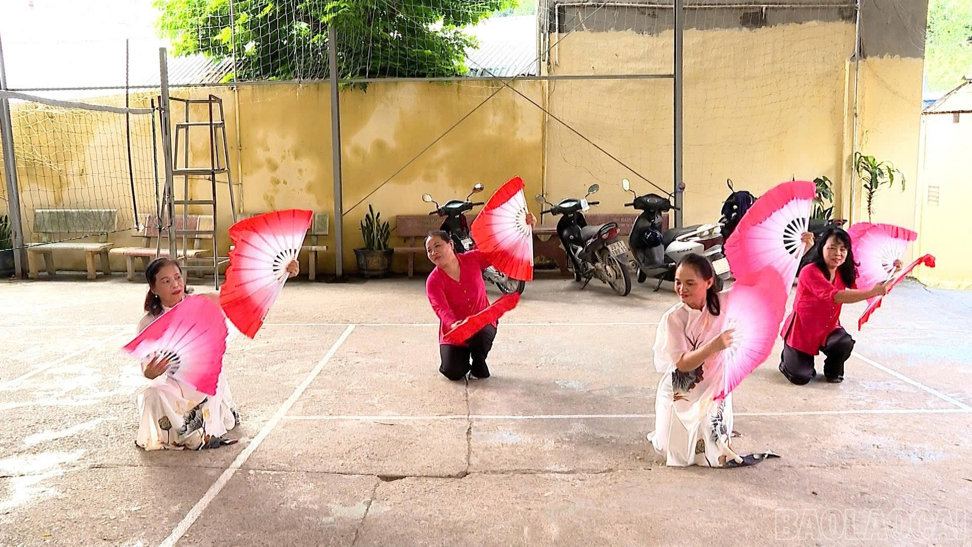 Đảng viên cao tuổi còn nhiệt tình trong các phong trào văn hoá, văn nghệ. baolaocai-br_a4.jpg