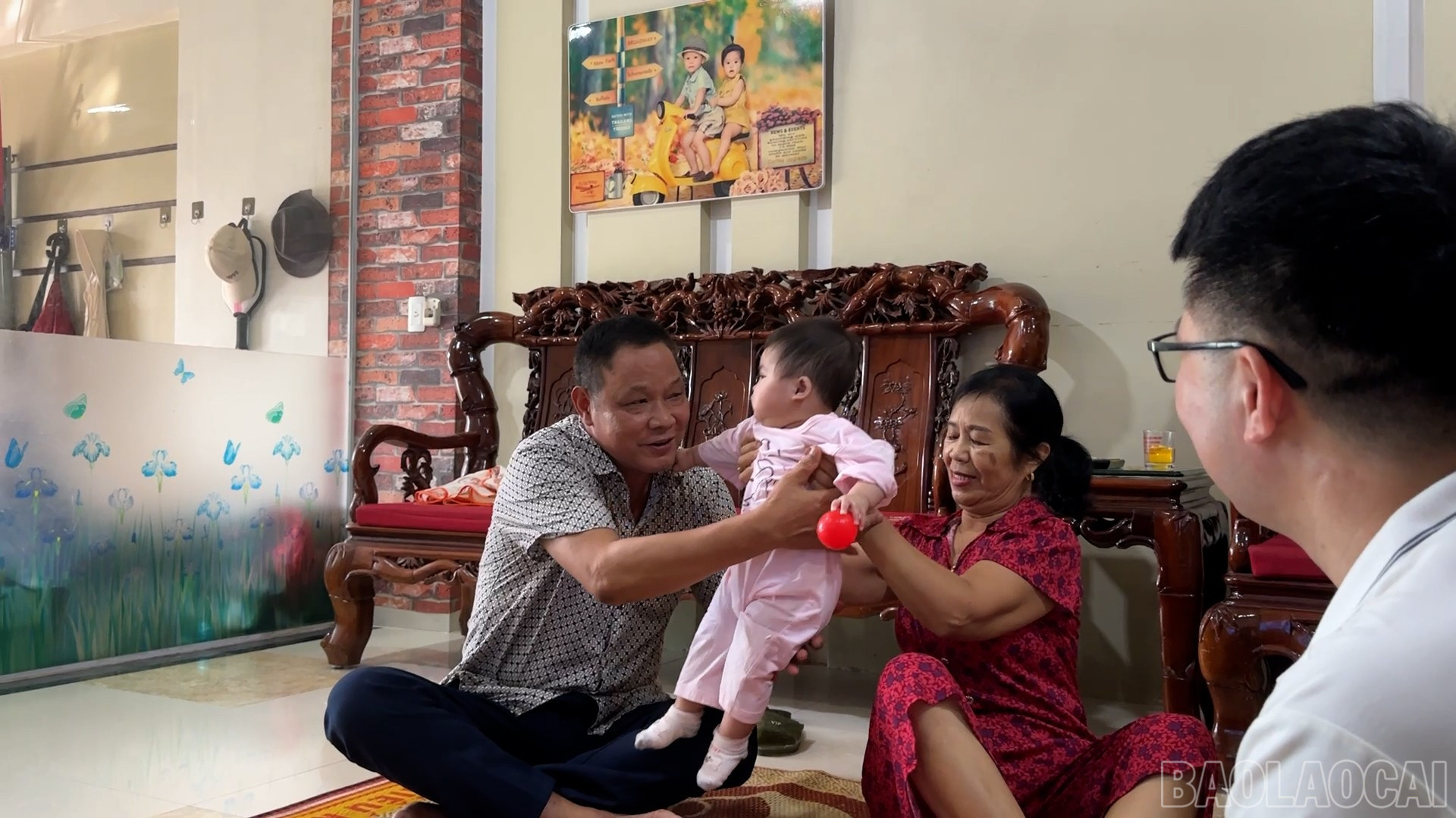 Gia đình anh Vang cùng ông bà sống đầm ấm, hạnh phúc. baolaocai-br_3.jpg