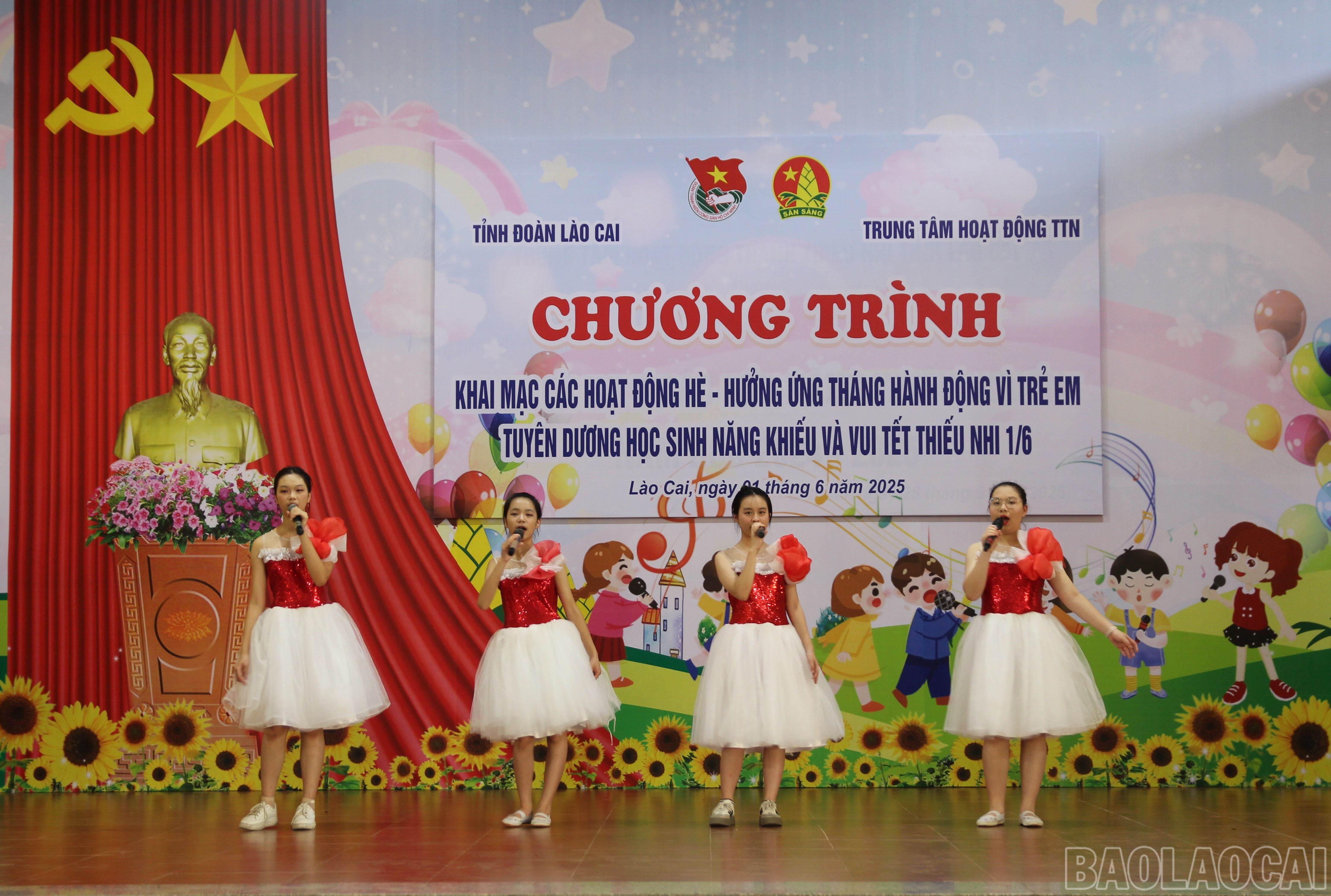 Các em học sinh mang đến sân khấu chương trình những tiết mục văn nghệ hấp dẫn. baolaocai-br_7.jpg