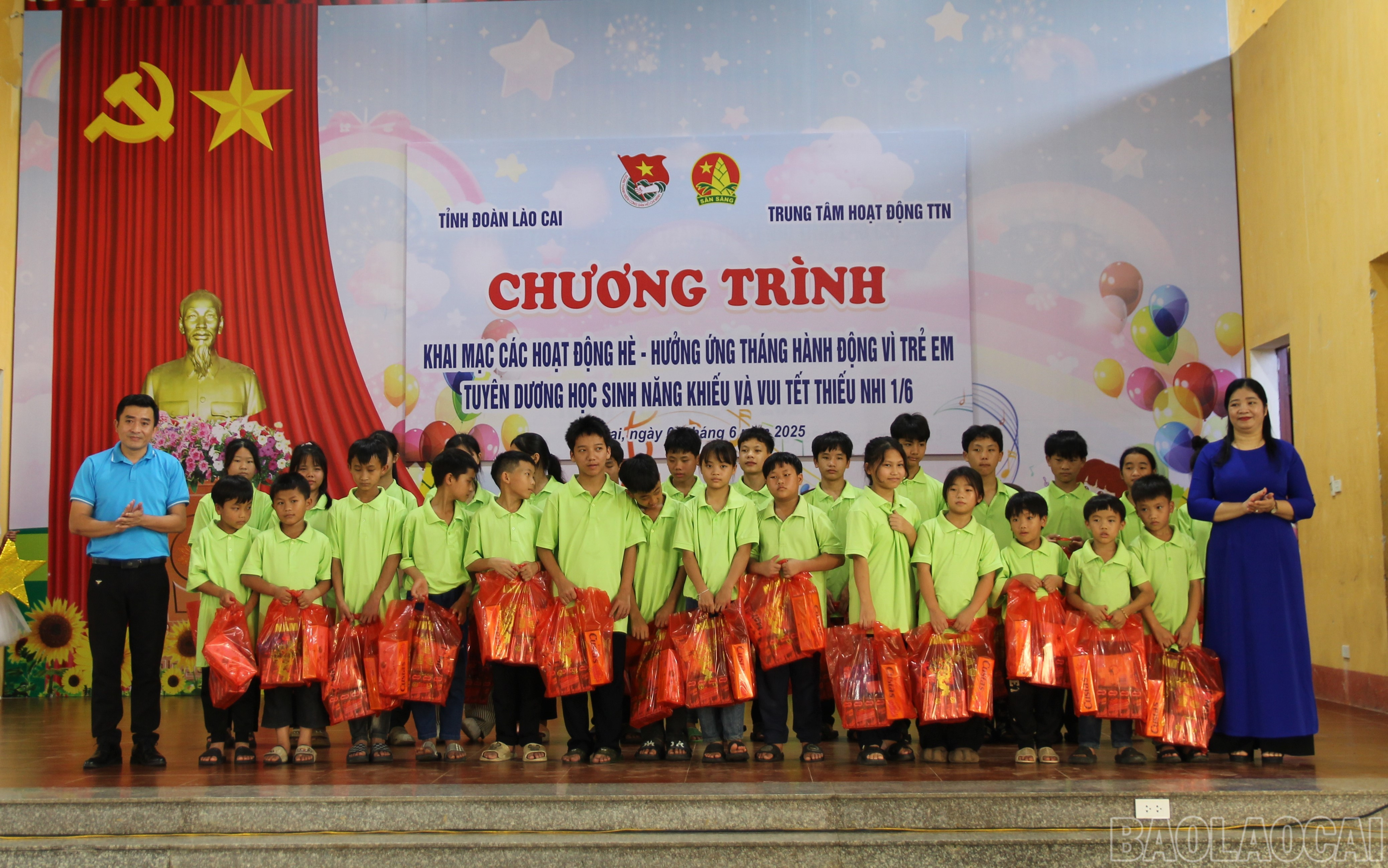 Tặng quà cho học sinh học giỏi vượt khó. baolaocai-br_6.jpg