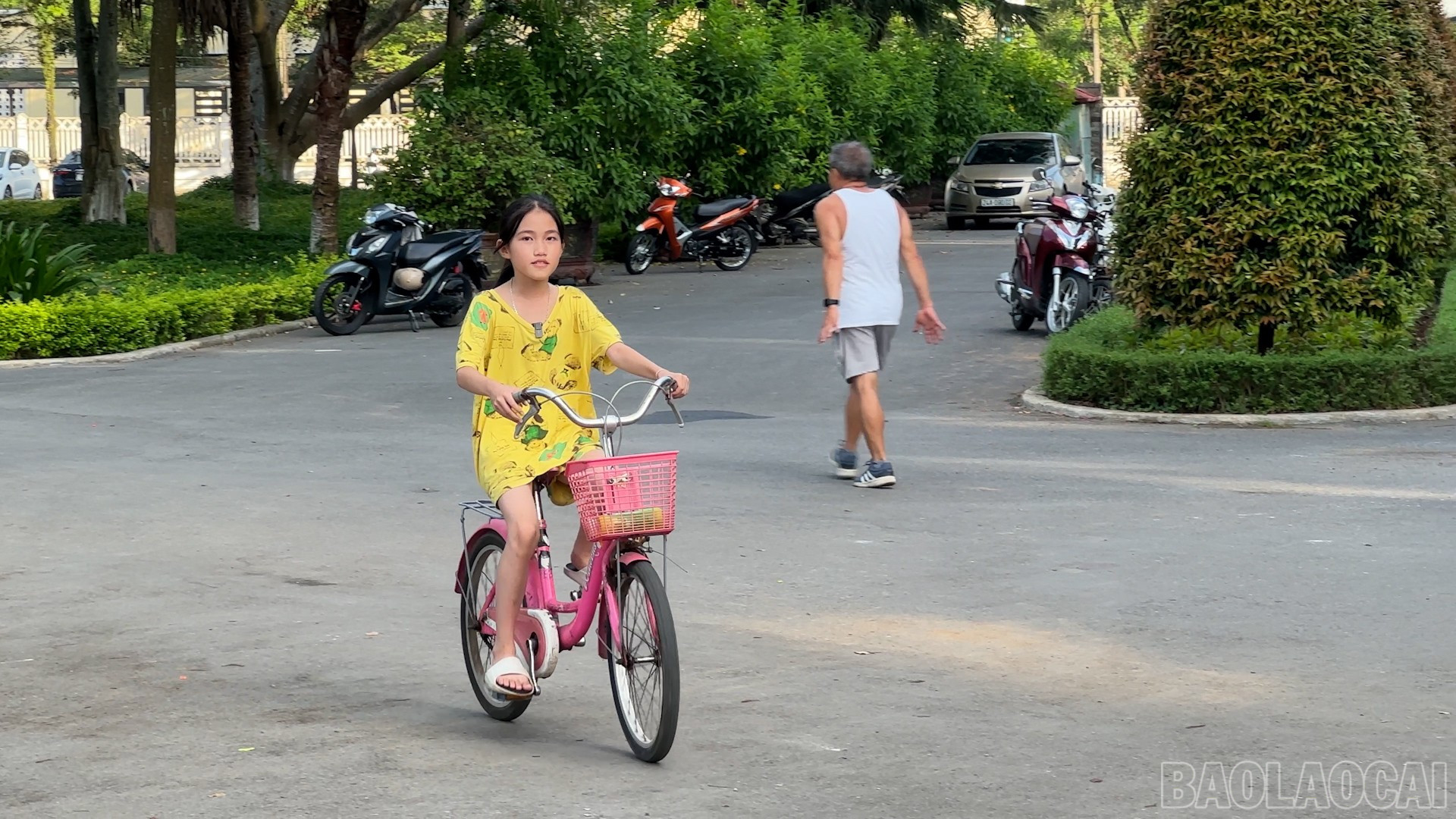 Ngày hè không cần đồ công nghệ hay sân chơi hiện đại, chỉ cần bầu trời xanh, khoảng sân rộng, các em nhỏ cũng đã có niềm vui trọn vẹn. baolaocai-br_4-7933.jpg