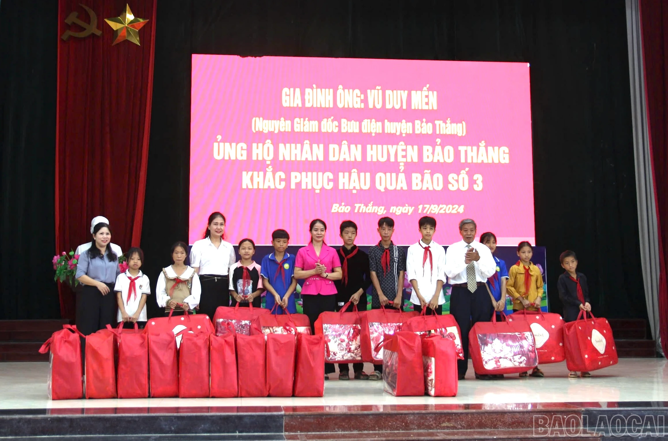 Trao tặng chăn cho người dân.