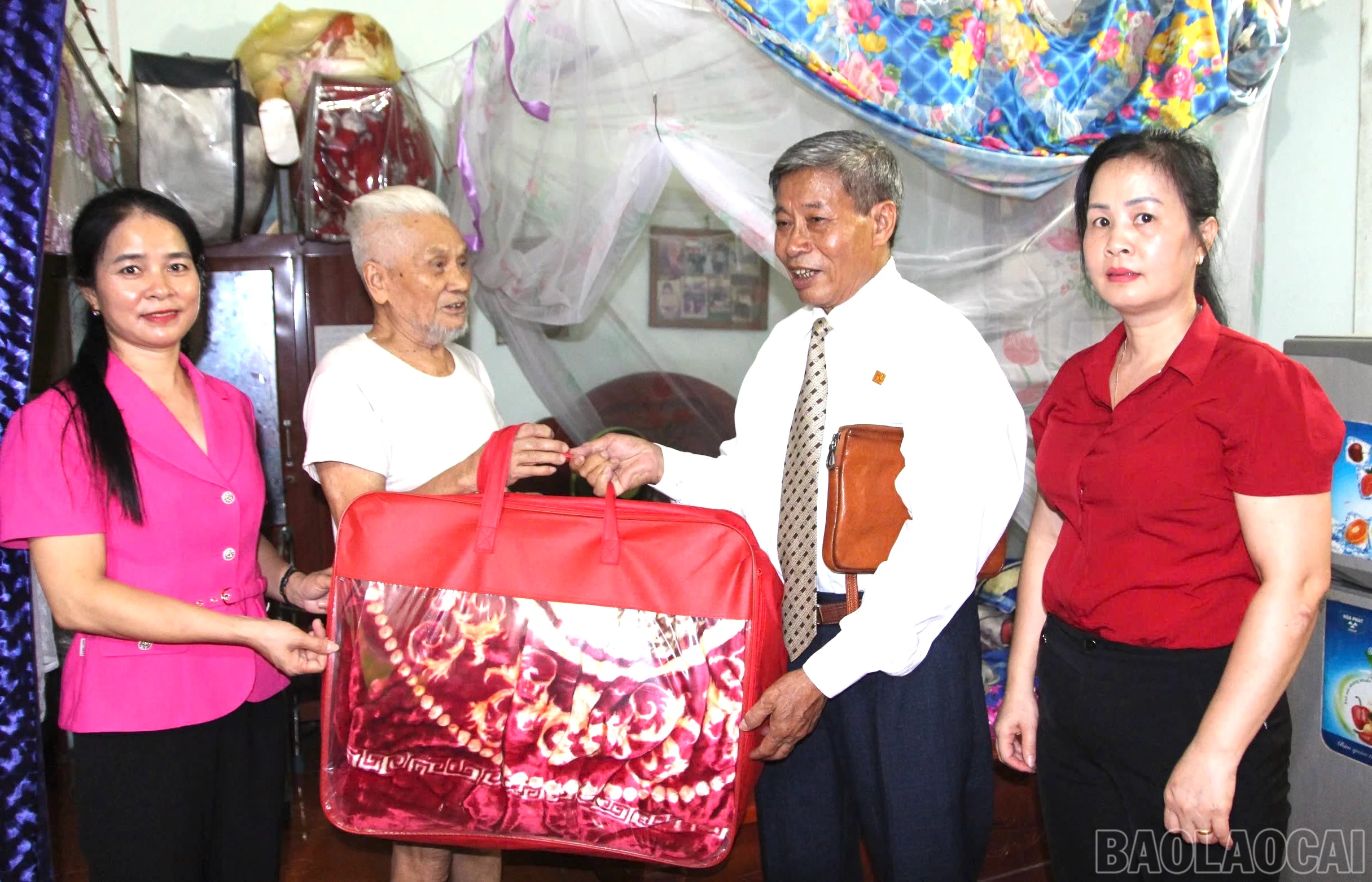 Thăm một hộ người cao tuổi, khó khăn.