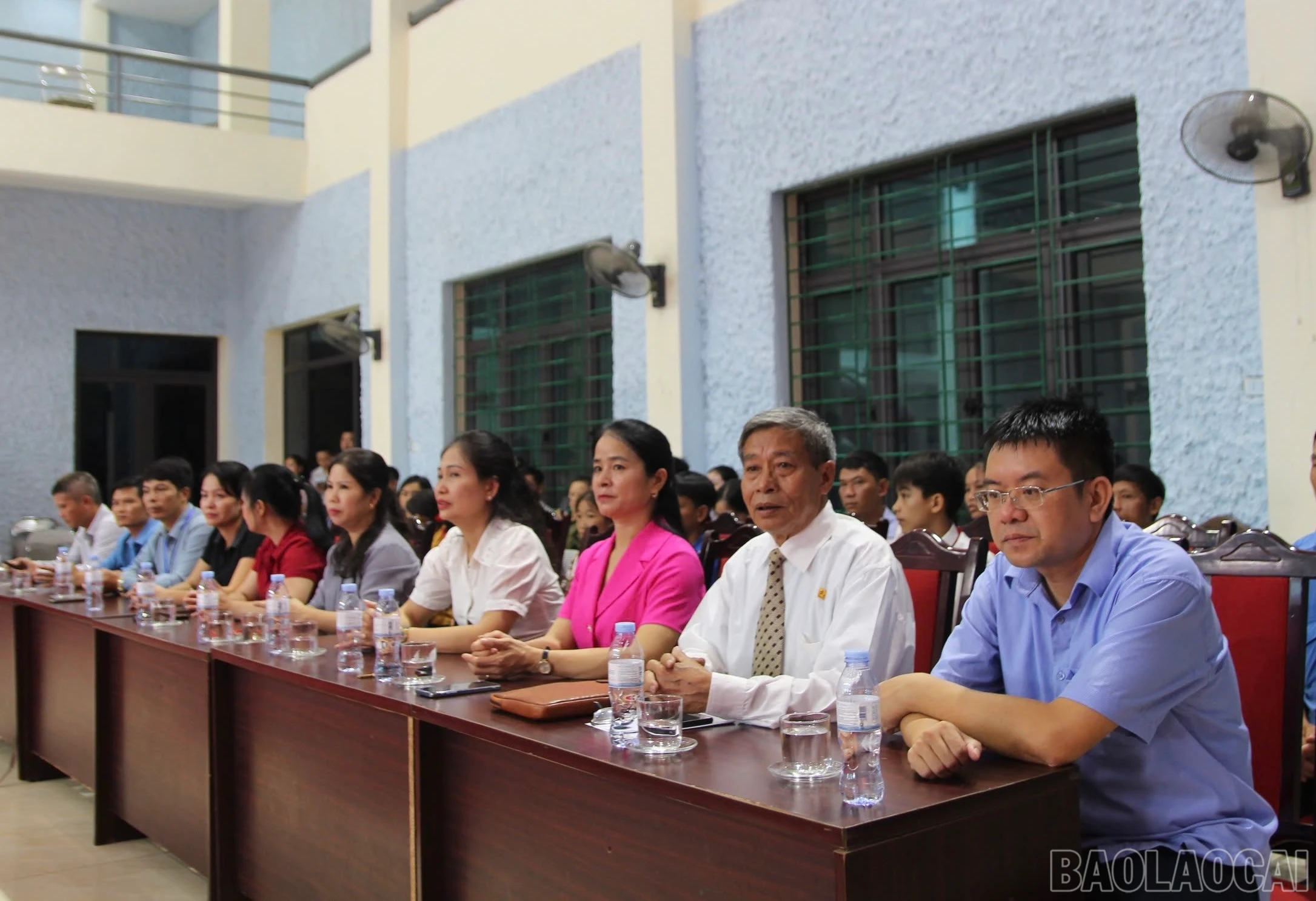 Các đại biểu dự buổi trao tặng.