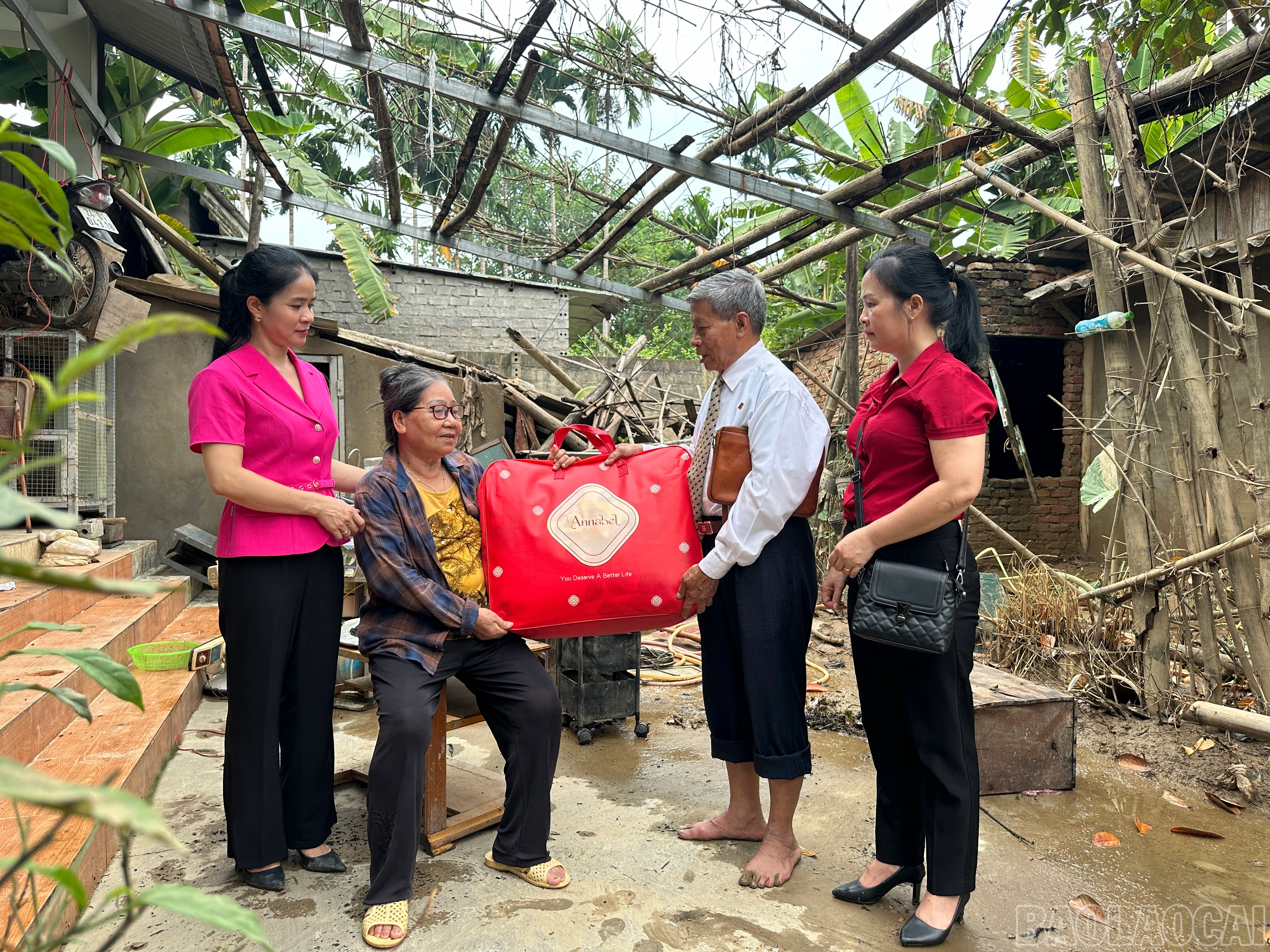 Ông Vũ Duy Mến tới thăm hộ ngập lụt nặng.