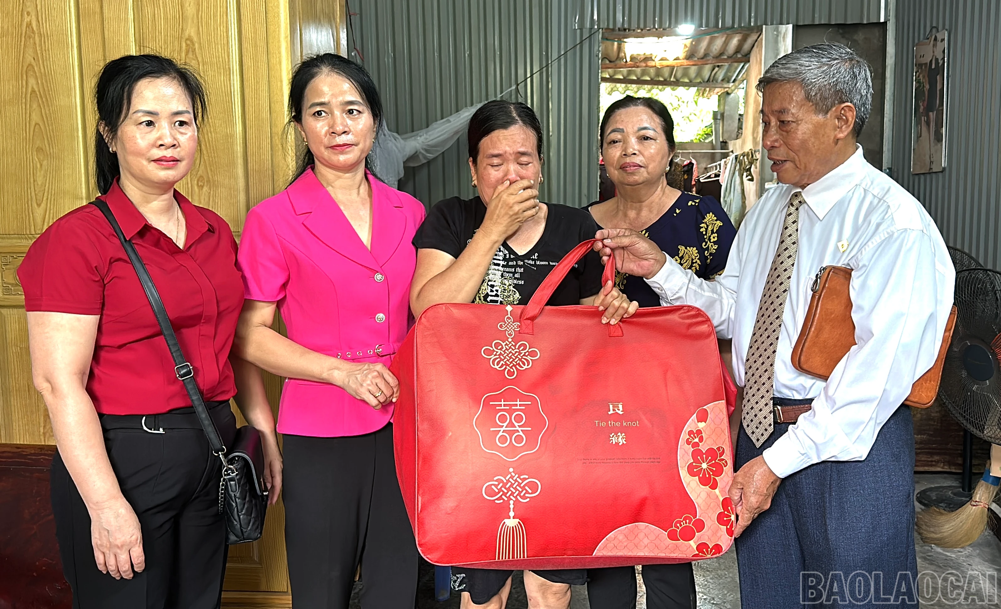 Người dân xúc động khi nhận quà hỗ trợ.