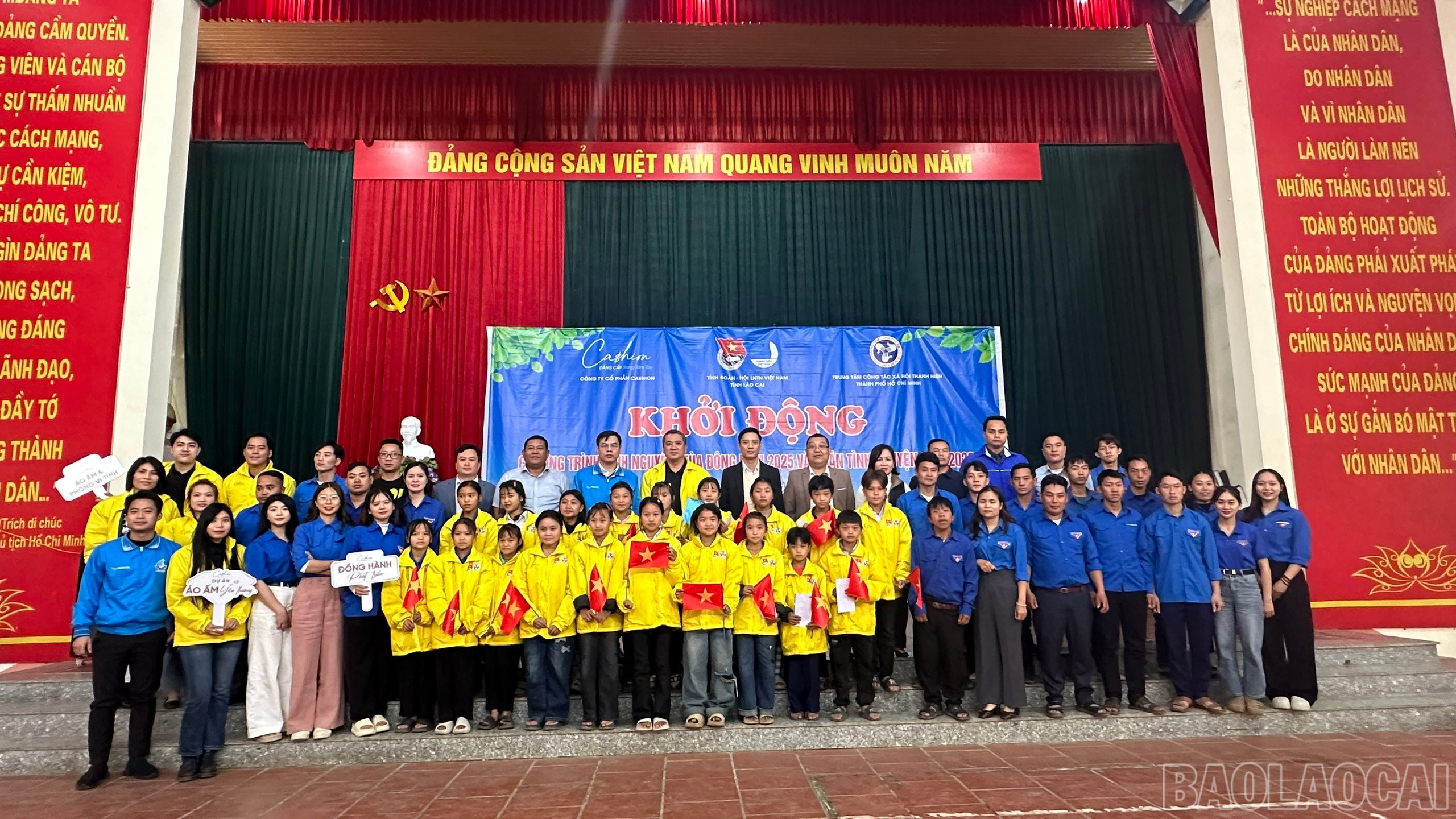 Delegația a oferit studenților cadouri și burse și a făcut fotografii comemorative. baolaocai-br_z7322302080258-498fb54945c236782a52aa235c4a3455.jpg