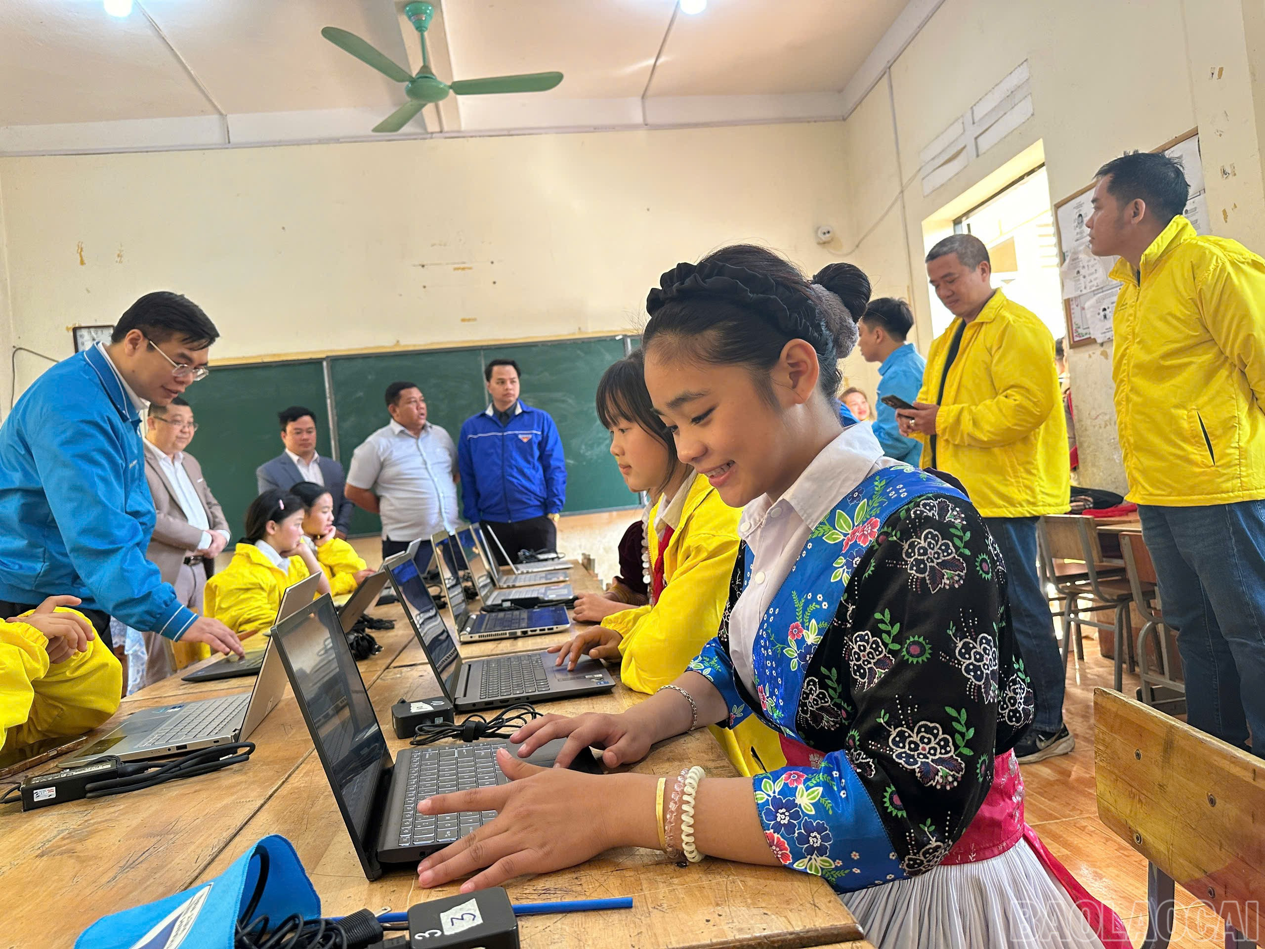 Prezentarea clasei de informatică. baolaocai-br_z7322298242995-aa9d35b0e2f50d6222600a0d98e83641.jpg