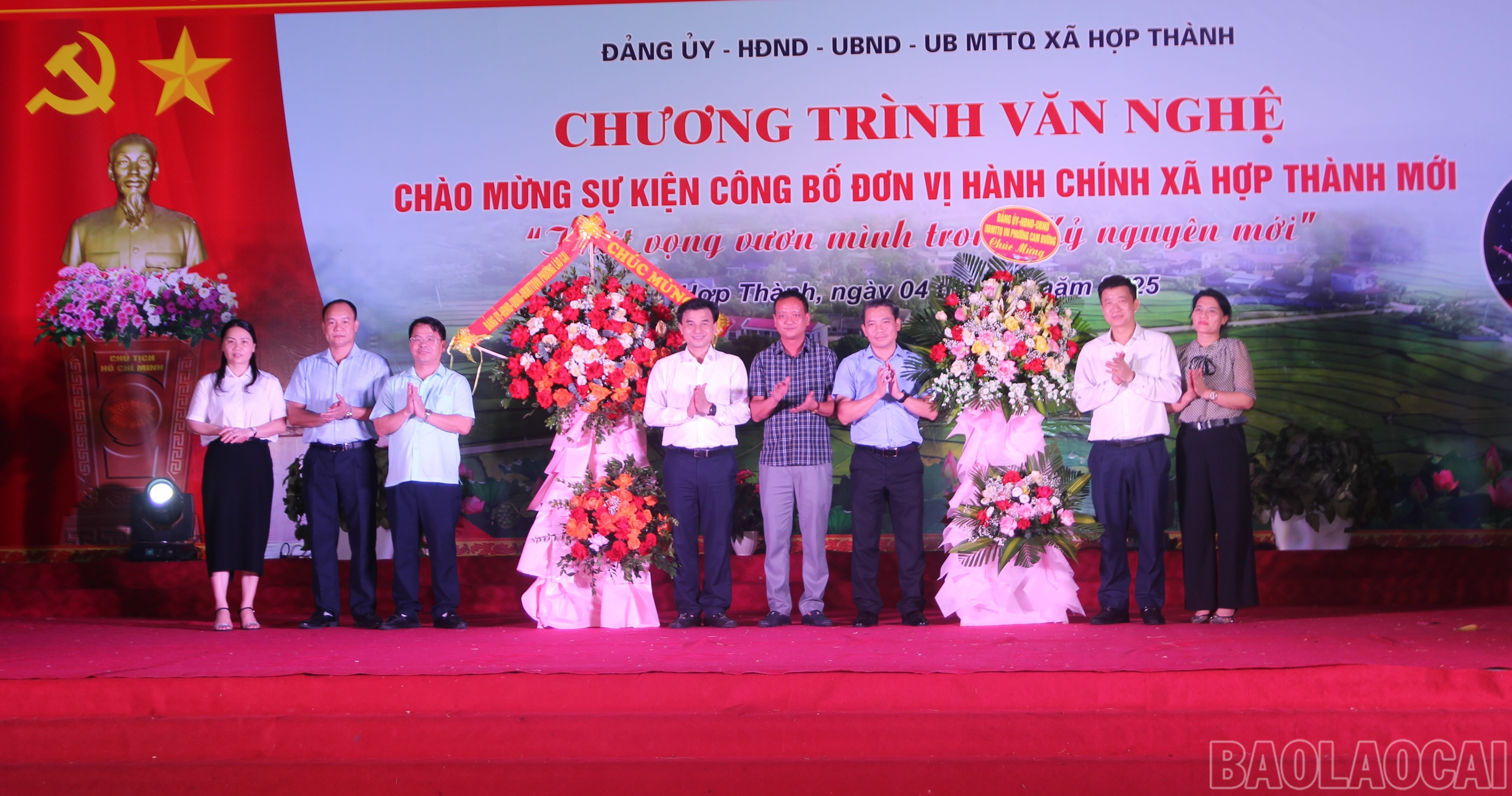 Đại biểu các xã, phường tặng hoa chúc mừng Hợp Thành. baolaocai-br_4.jpg