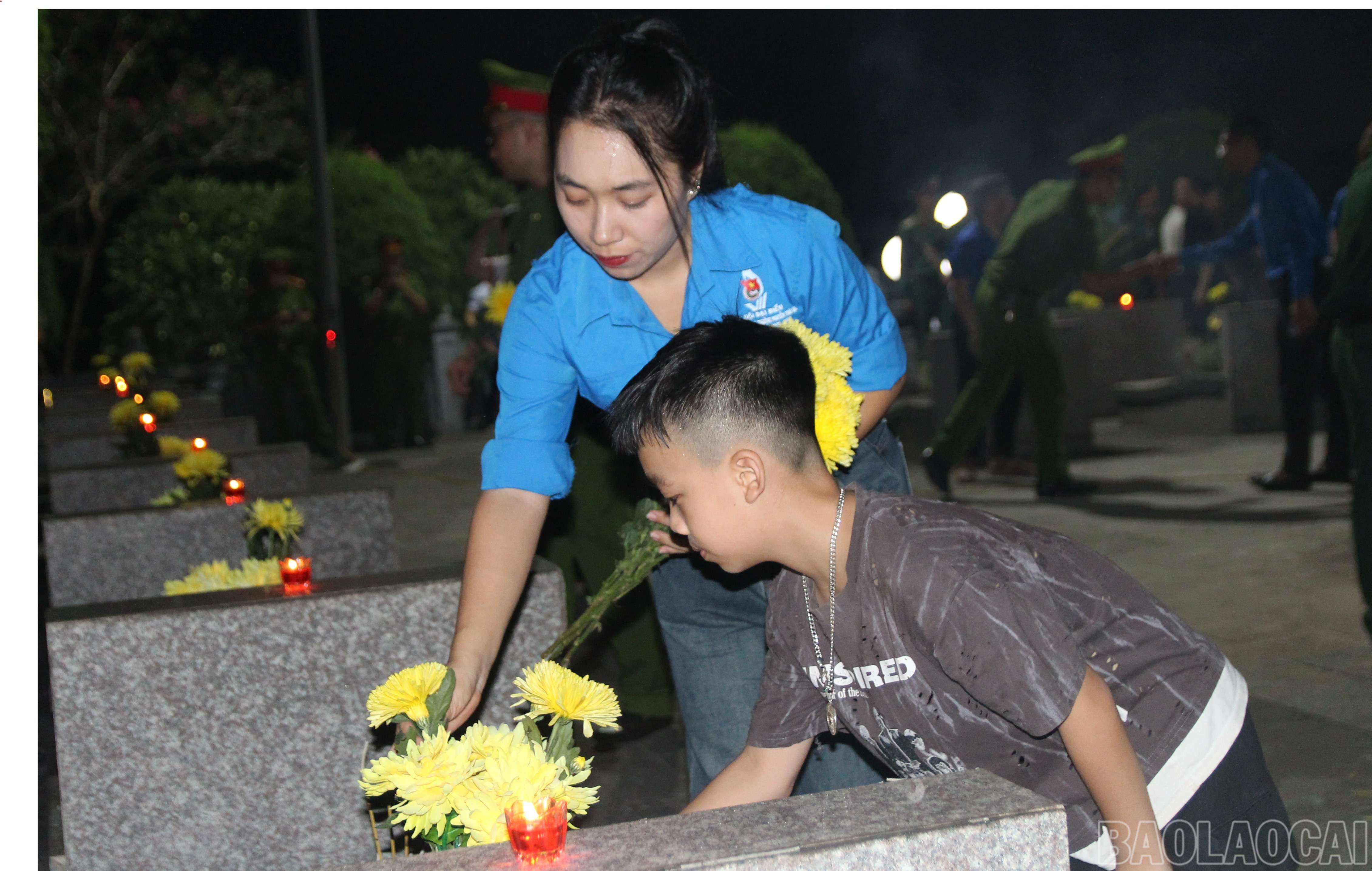 Thế hệ trẻ thắp nến tri ân tại Nghĩa trang Liệt sĩ tỉnh (phường Yên Bái). baolaocai-br_8.jpg