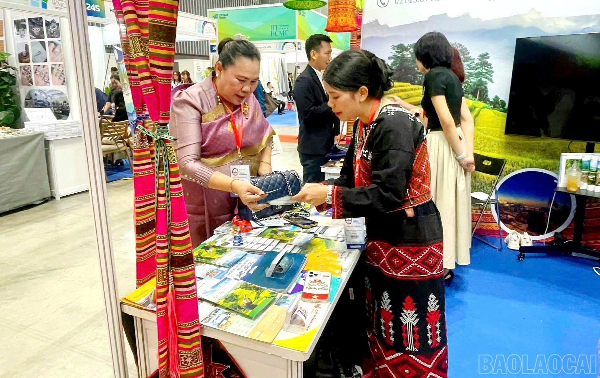 Đại biểu, du khách tham quan gian trưng bày của du lịch Lào Cai. baolaocai-br_12.jpg