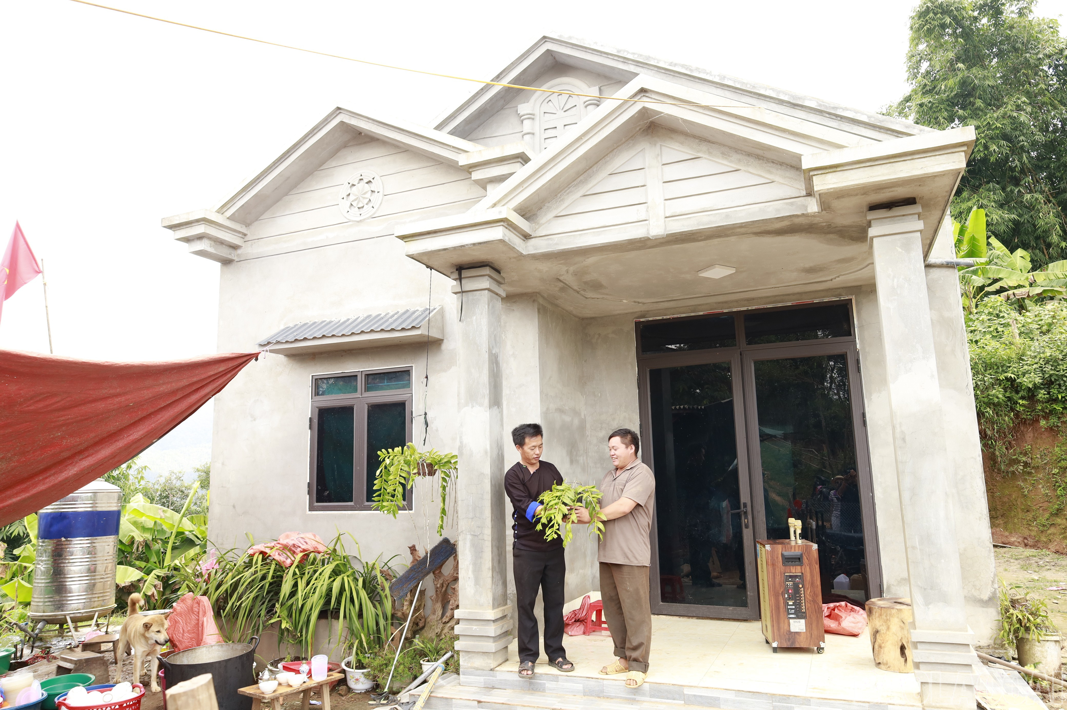 Anh Vàng A Tráng trong ngôi nhà mới xây. baolaocai-br_mg-8369.jpg