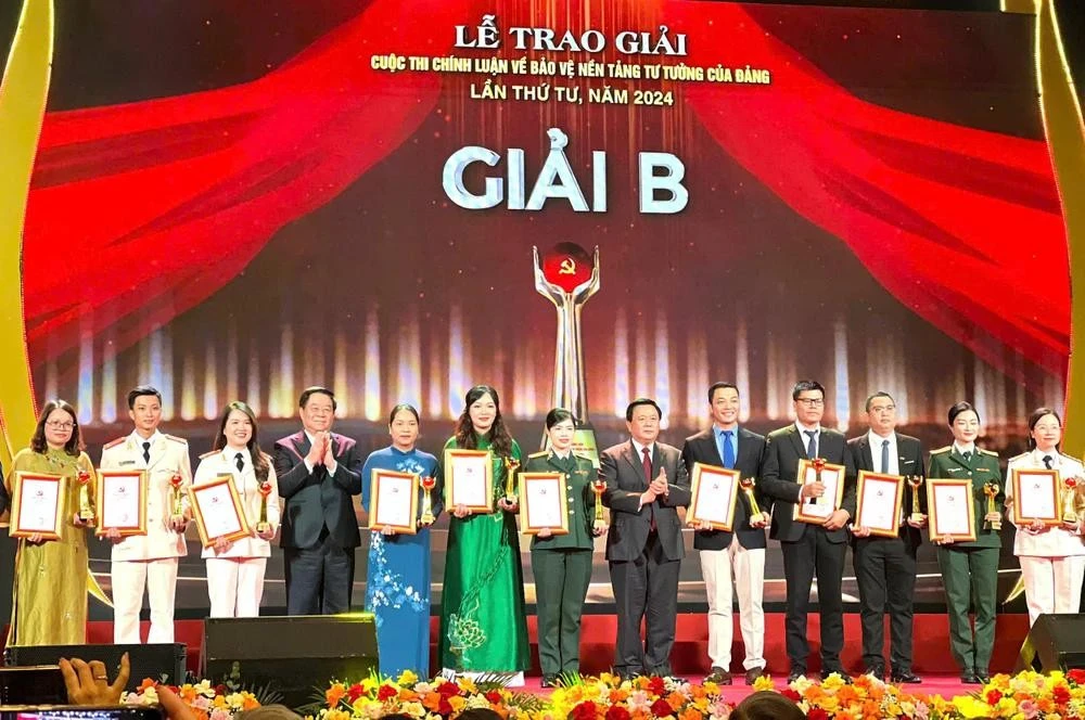Ban tổ chức trao giải B cho các tác giả và nhóm tác giả (Ảnh PV/Vietnam+)