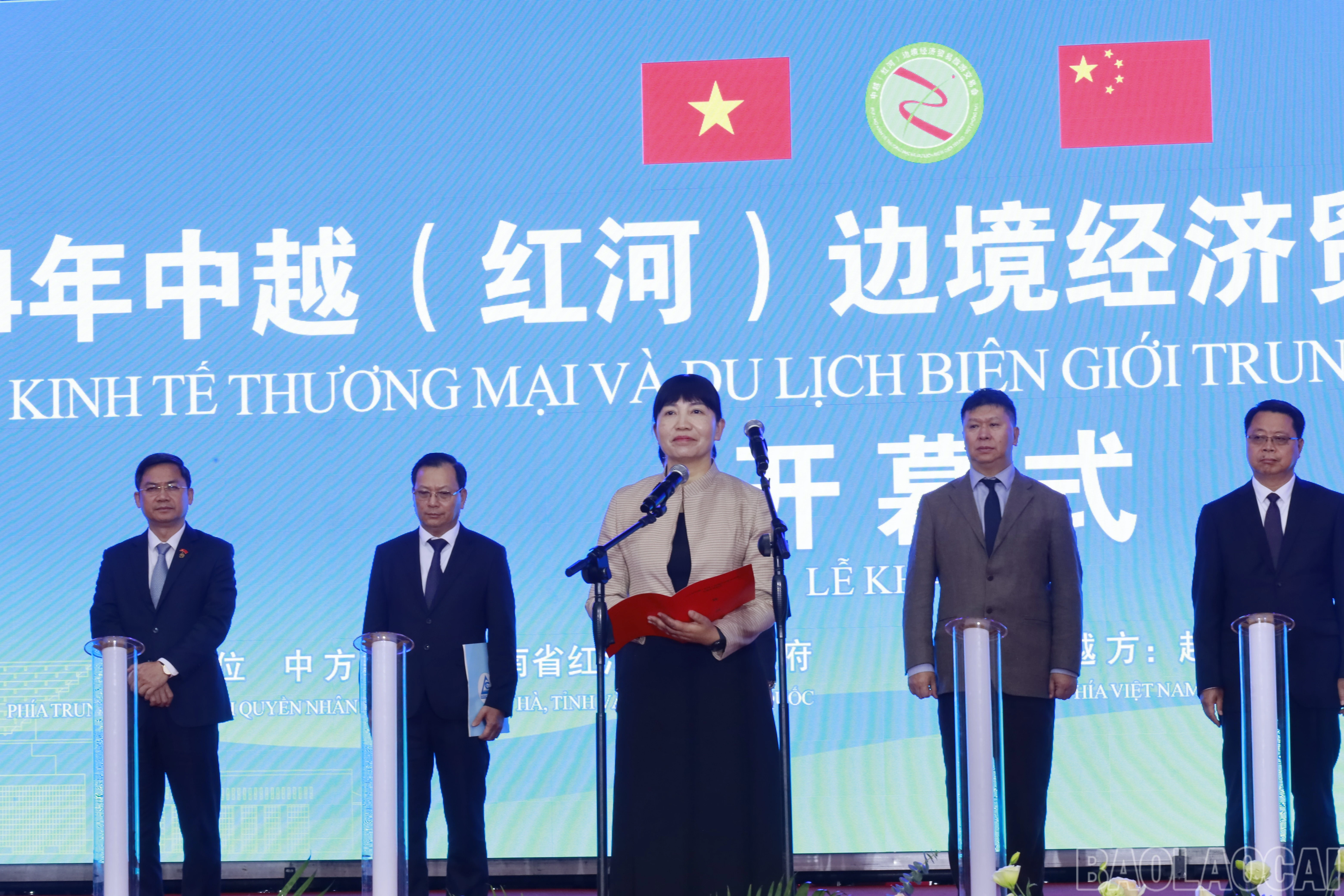 Bà La Bình, Châu trưởng châu Hồng Hà, tỉnh Vân Nam phát biểu tại buổi lễ.