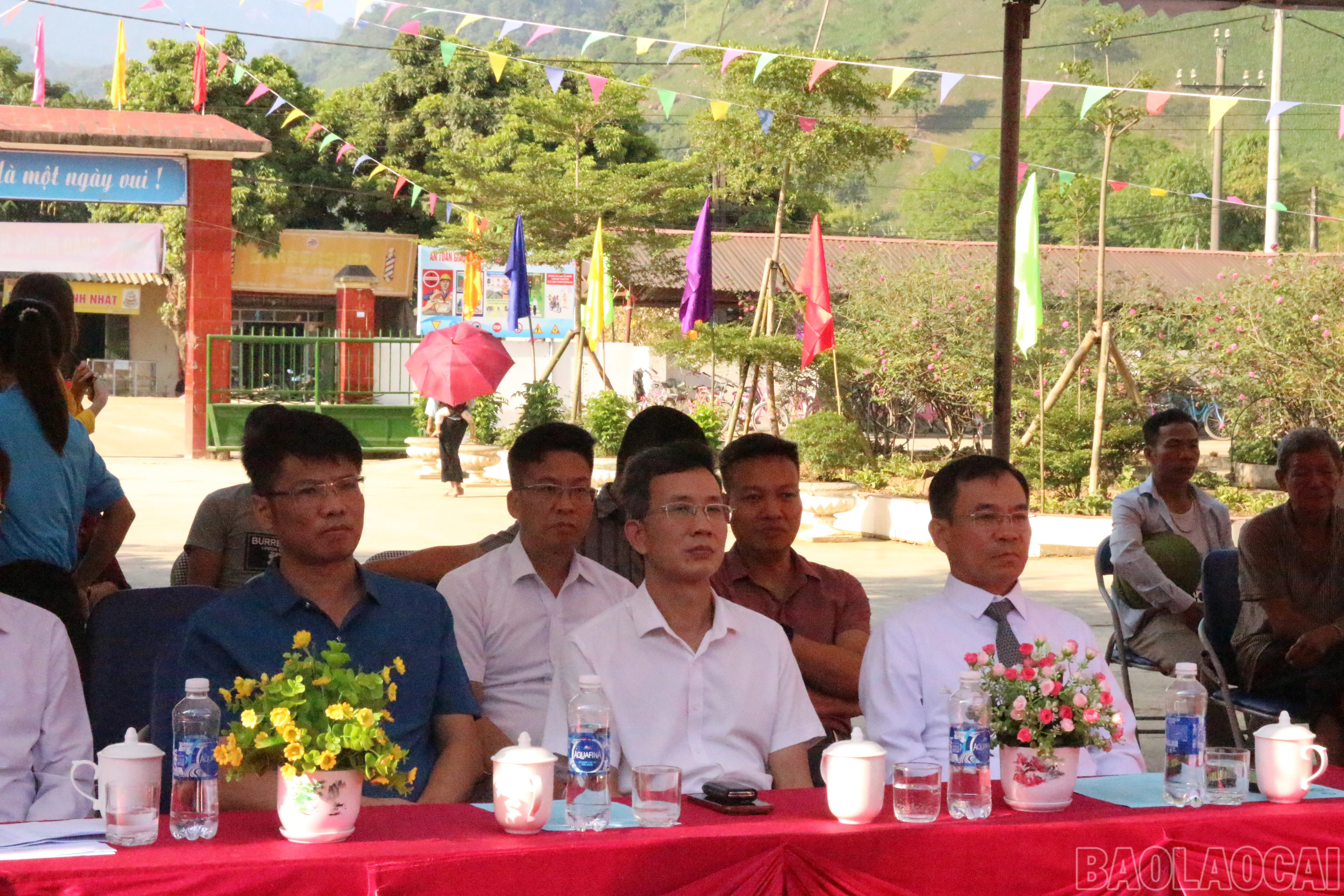 Các đại biểu dự lễ khai giảng.