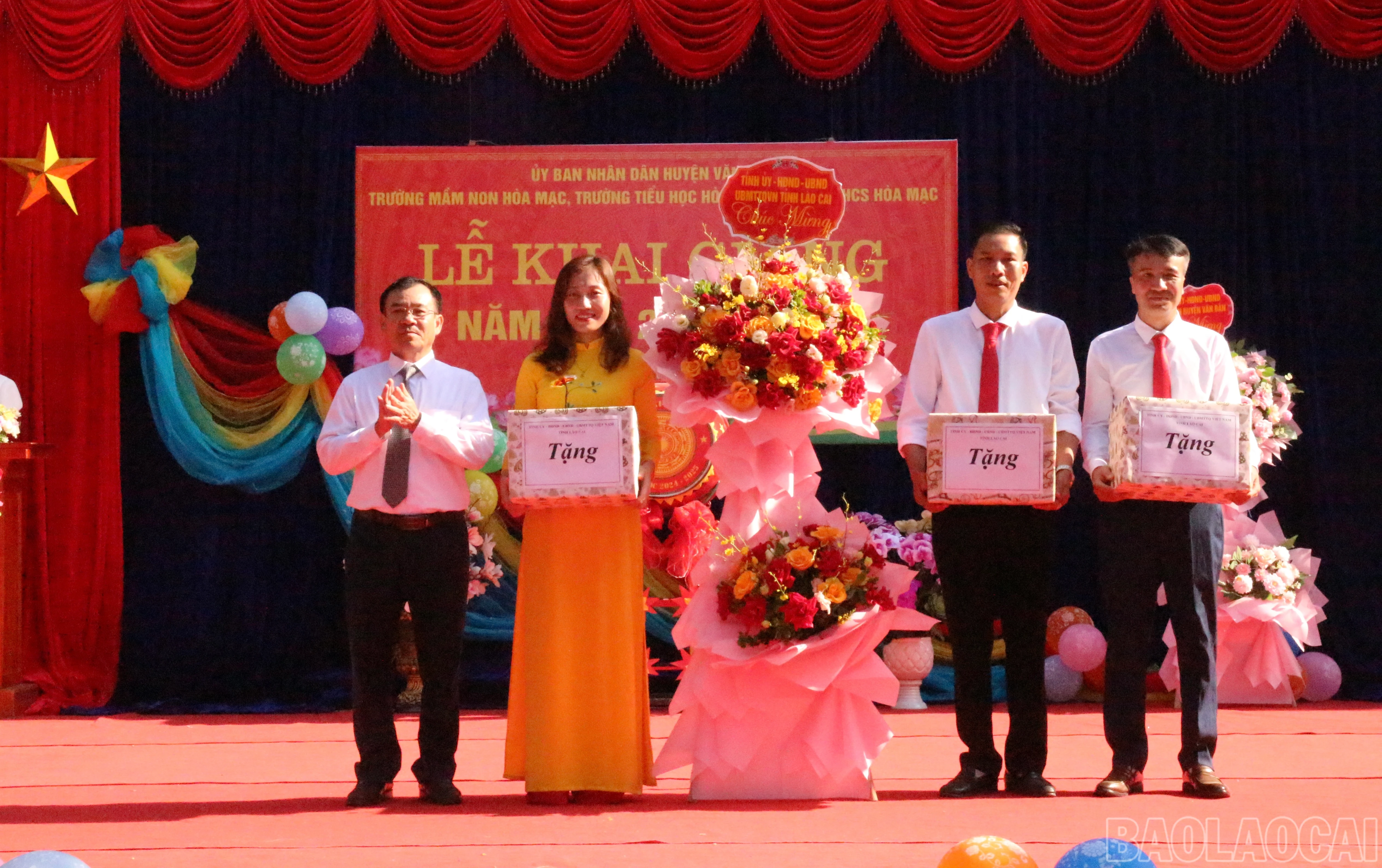 Đồng chí Phạm Toàn Thắng tặng hoa và quà cho các trường.