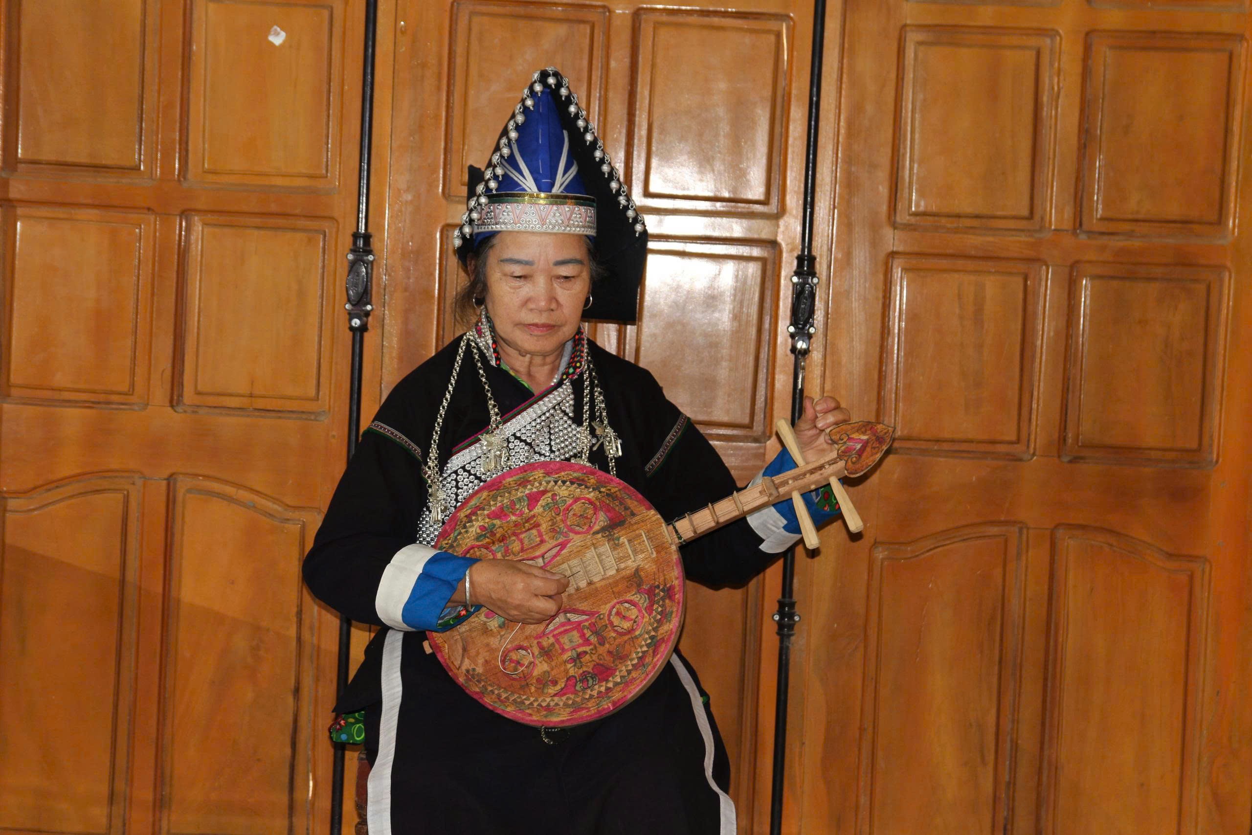 Nghệ nhân Pờ Chin Dín bên cây đàn tròn. z6745502368588-0b493839dc752af11d4ee3ee2a873ca6.jpg