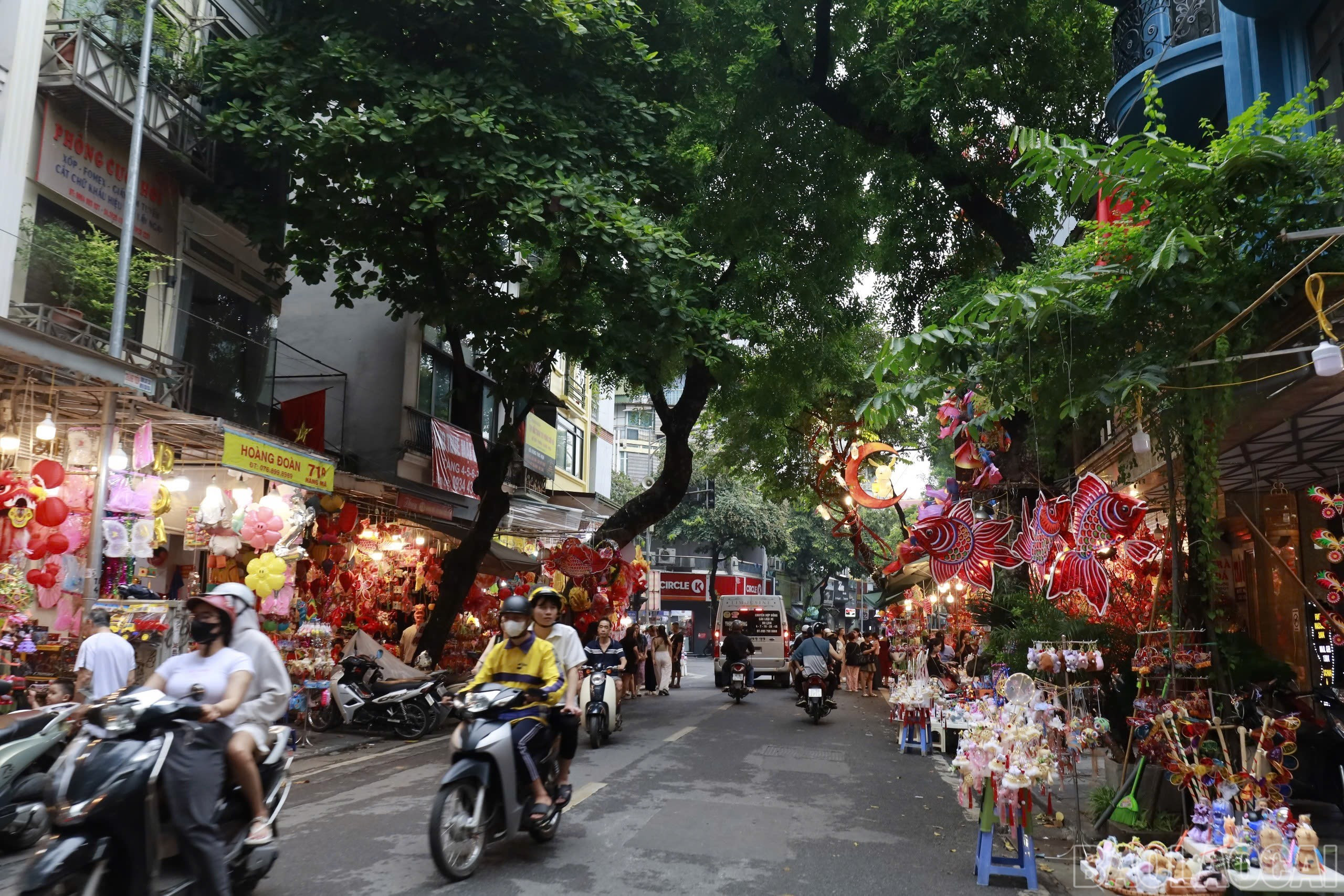 Phố Hàng Mã trước ngày tết Trung thu. baolaocai-br_img-4659.jpg