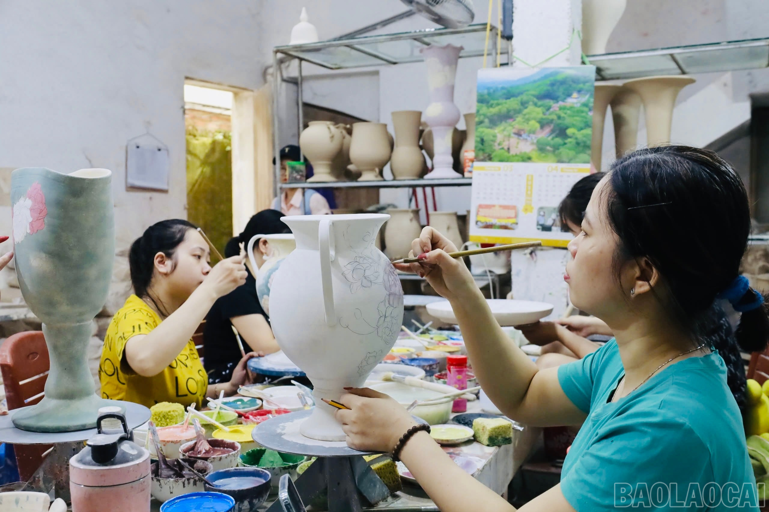 Các nghệ nhân thổi hồn vào gốm. baolaocai-br_img-4666.jpg
