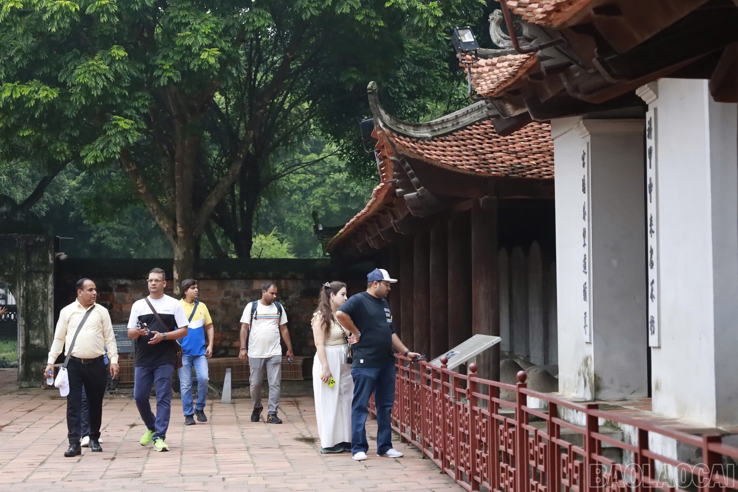 Khách quốc tế tìm hiểu các địa điểm lịch sử ở Thủ đô Hà Nội. baolaocai-br_img-4655.jpg