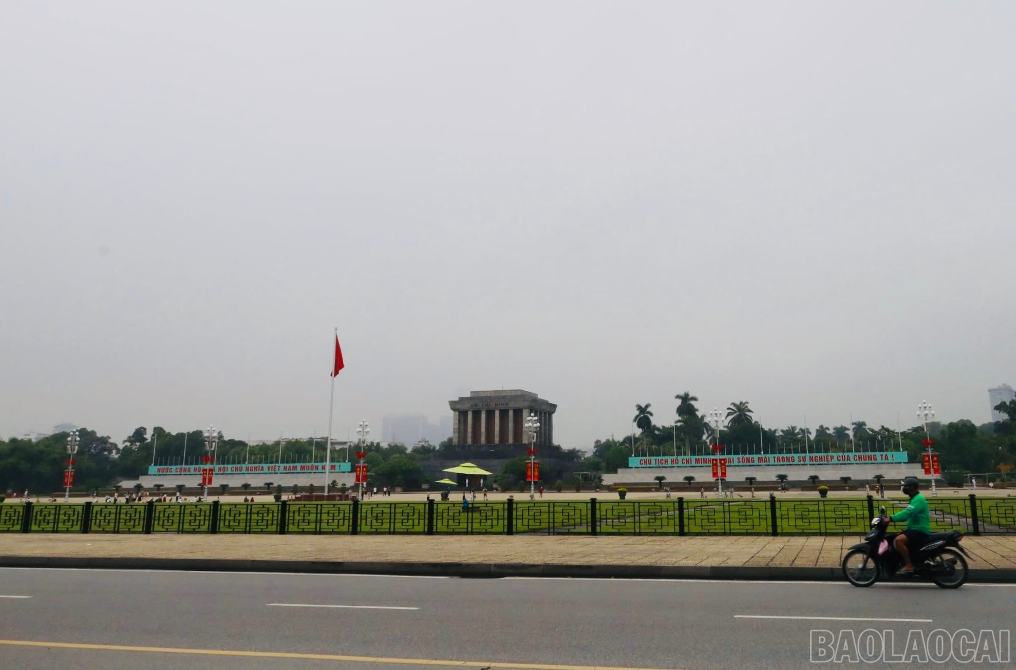 Lăng Chủ tịch Hồ Chí Minh trong buổi sáng sớm mùa thu. baolaocai-br_img-4652.jpg