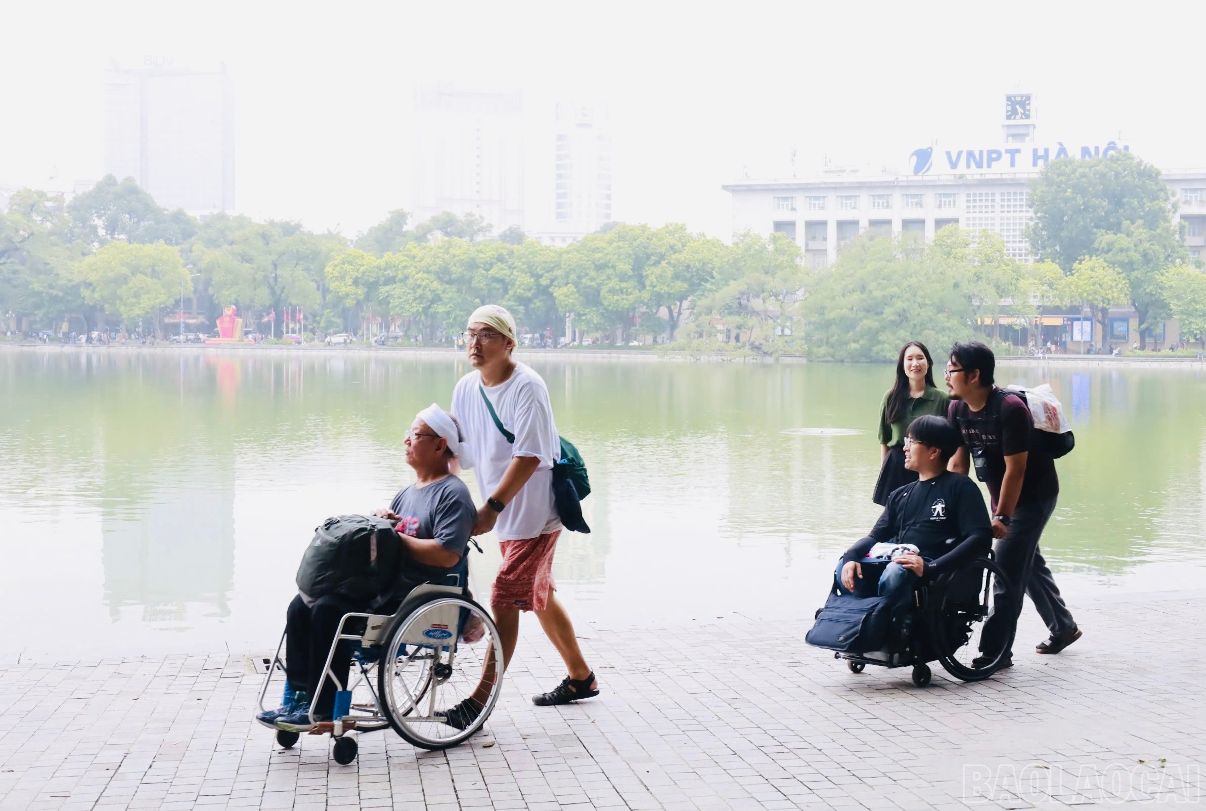 Một buổi sáng nhẹ nhàng ở Hồ Gươm. baolaocai-br_img-4662.jpg