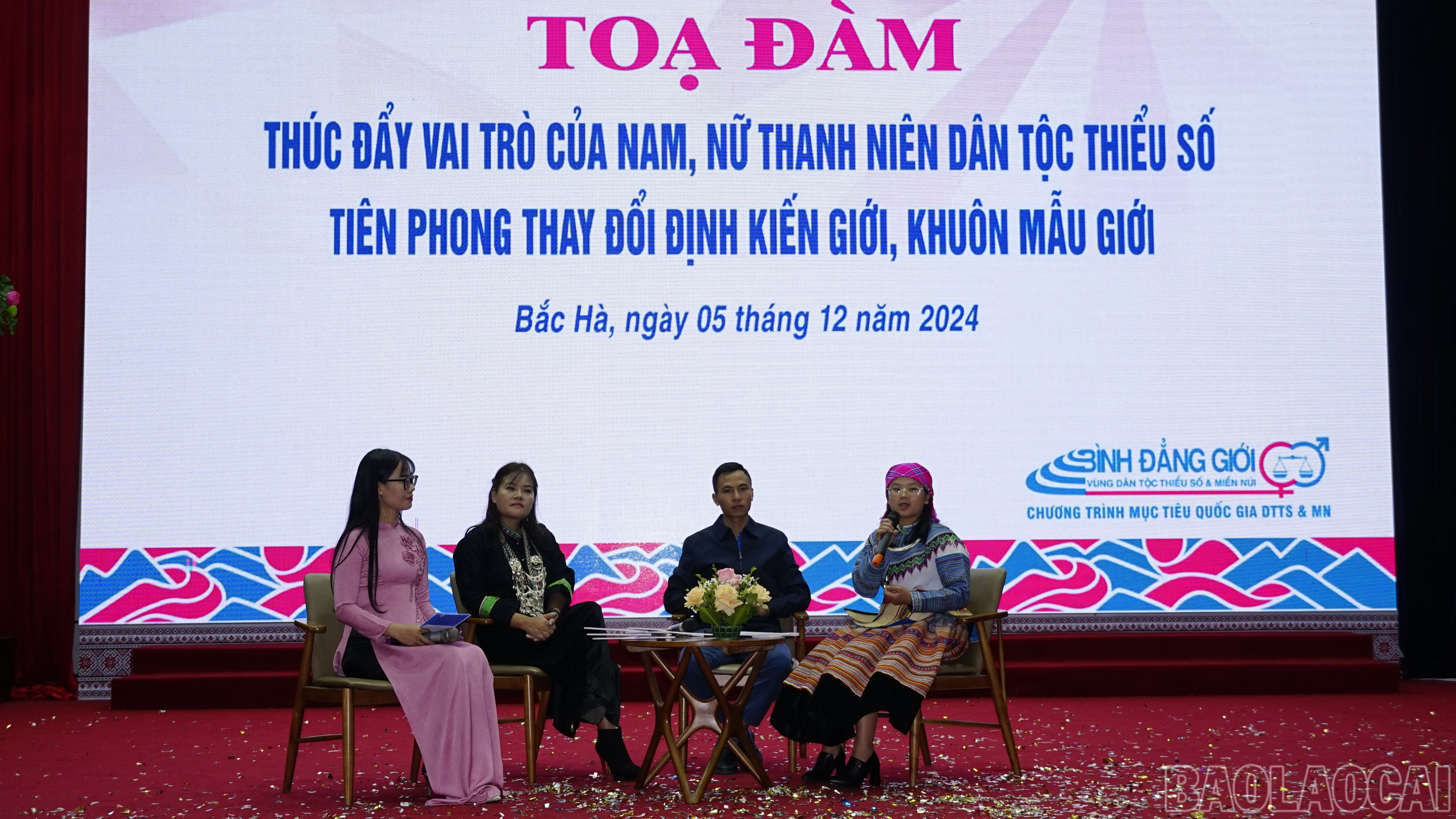 Hội Phụ nữ huyện Bắc Hà tổ chức nhiều buổi tọa đàm nhằm nâng cao nhận thức cho hội viên, phụ nữ về thay đổi định kiến giới. baolaocai-br_img-7658.jpg