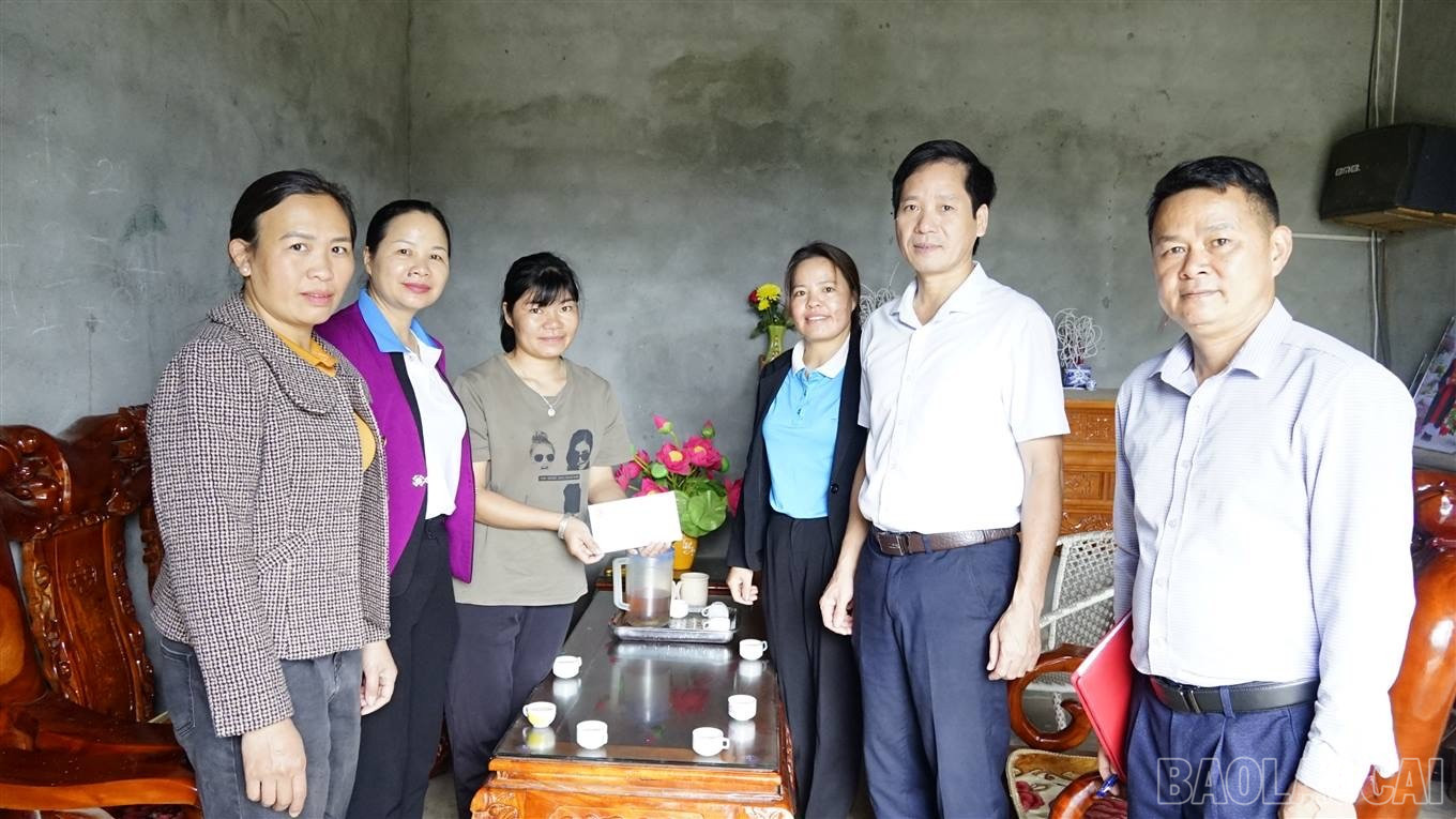Ban Đại diện vì sự tiến bộ của phụ nữ huyện Bắc Hà thăm hỏi, động viên hội viên, phụ nữ mắc bệnh hiểm nghèo. baolaocai-br_1.jpg