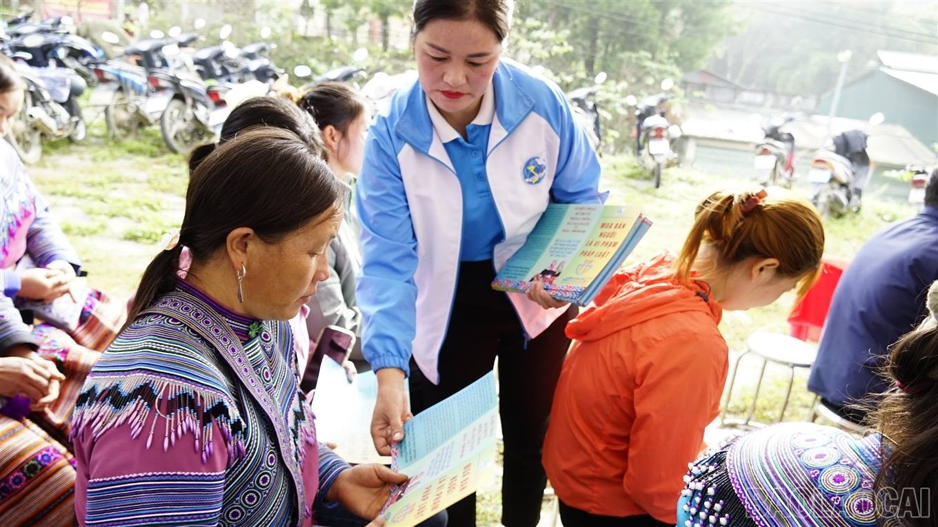 Hội viên, phụ nữ xã Lùng Phình được tuyên truyền về phòng chống tảo hôn tại chợ phiên. baolaocai-br_dsc5346.jpg