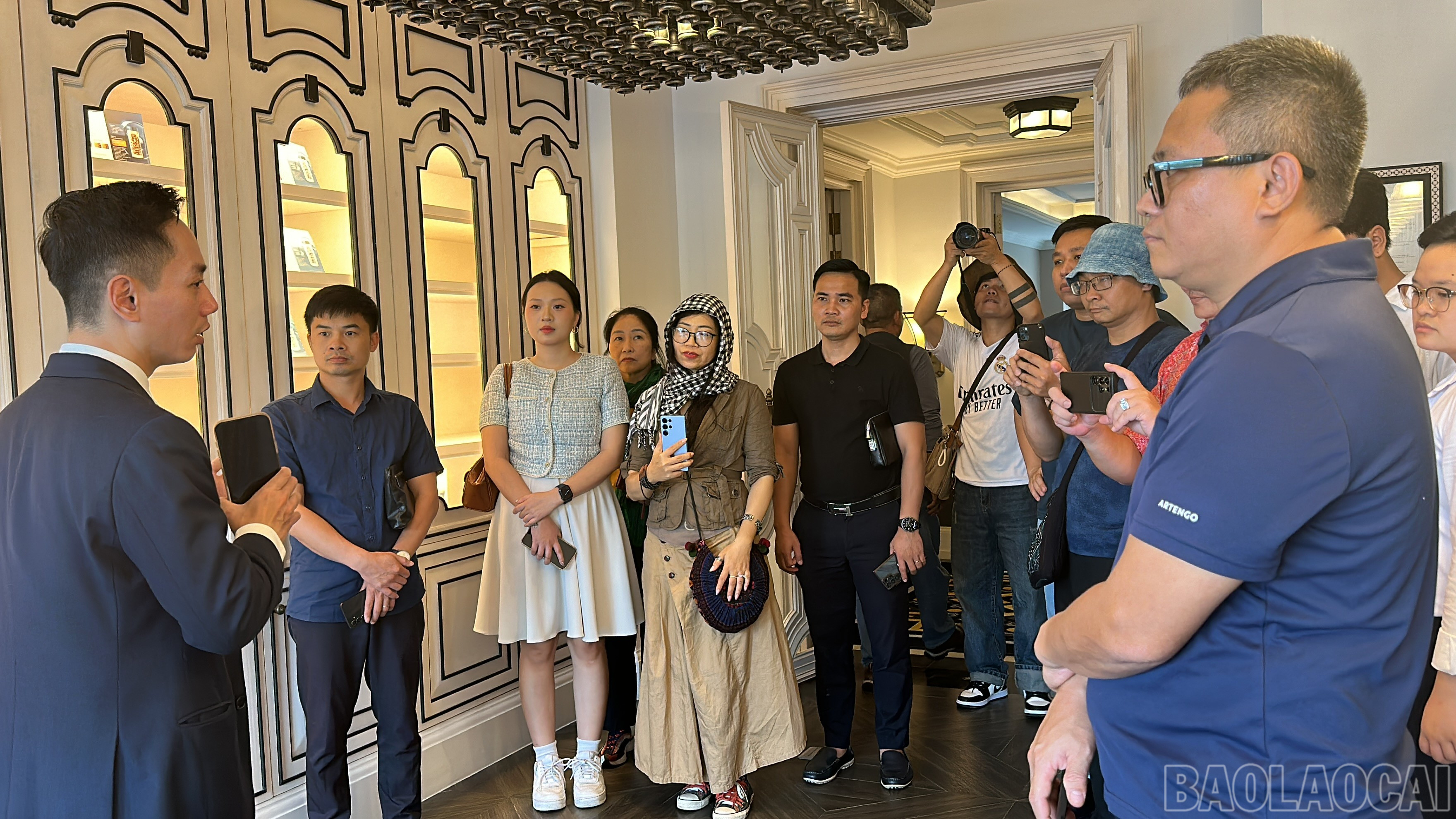 Quản lý tại Hotel De La Coupole thông tin với phóng viên. baolaocai-br_img-0025.jpg