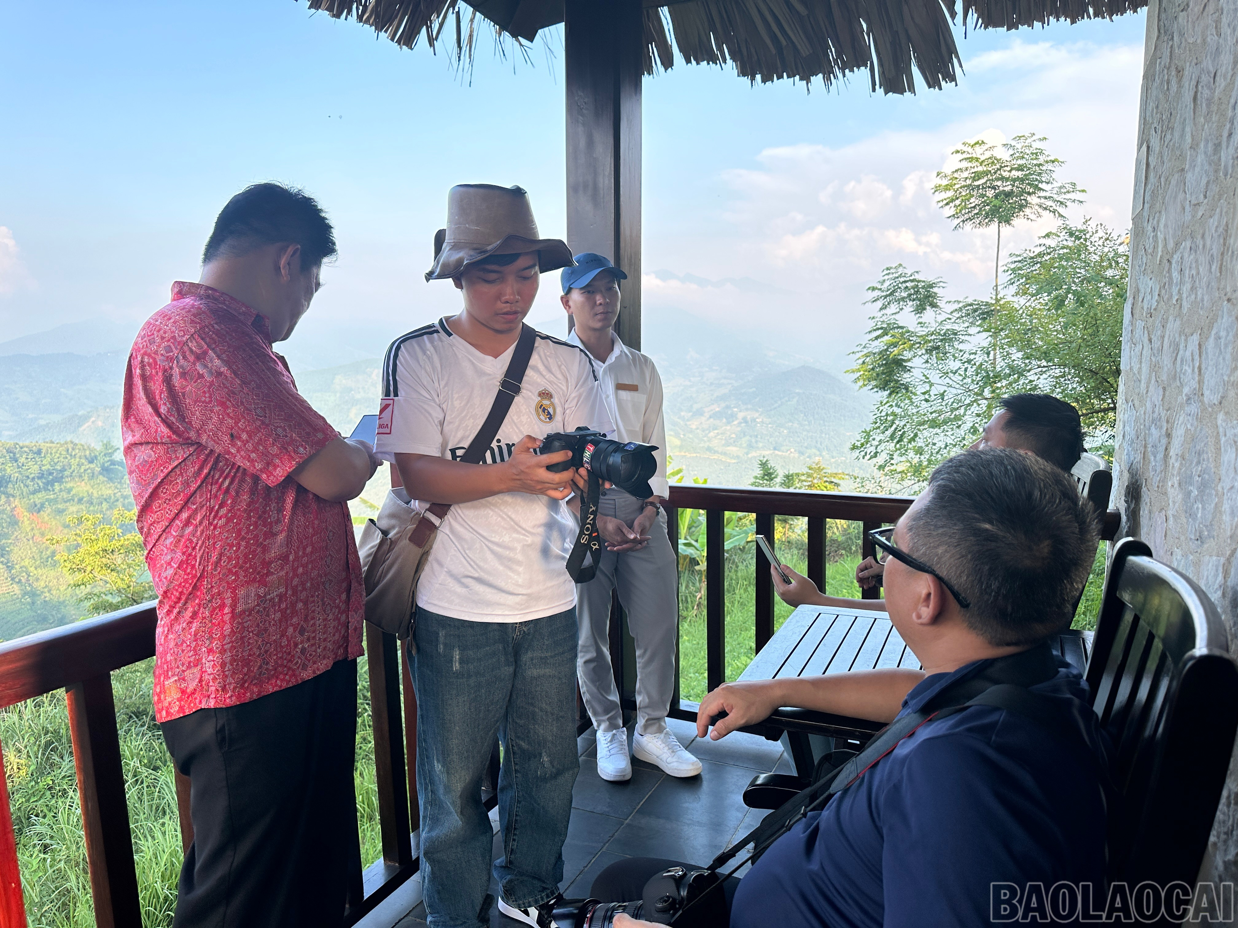 Phóng viên tác nghiệp tại Topas Ecolodge. baolaocai-br_img-0222.jpg