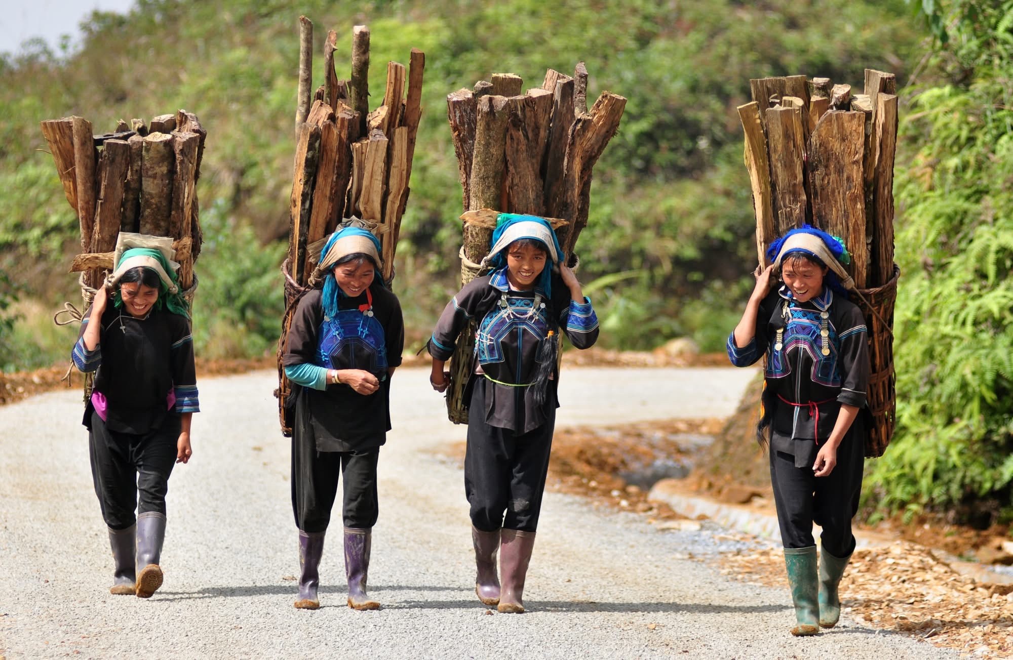 Lào Cai tập trung mọi nguồn lực, xác định thứ tự ưu tiên đến gắn chặt với phát triển, chuyển dịch cơ cấu kinh tế, giảm nghèo. z6737837158137-3c0e75c8a31c3f55acfe89bdf24e91ca.jpg