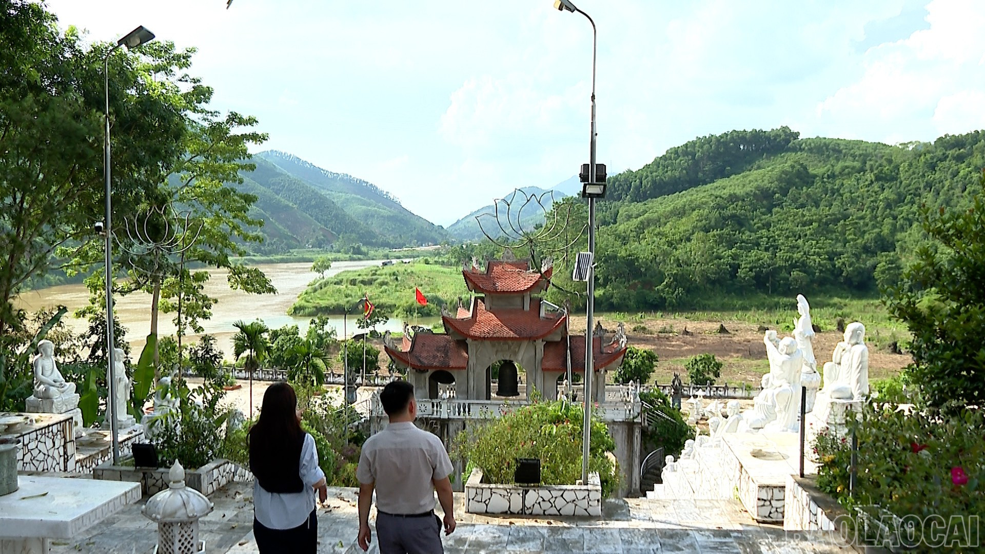 Đền Đại Cại nằm bên sông với khuôn viên rộng. baolaocai-br_3.jpg