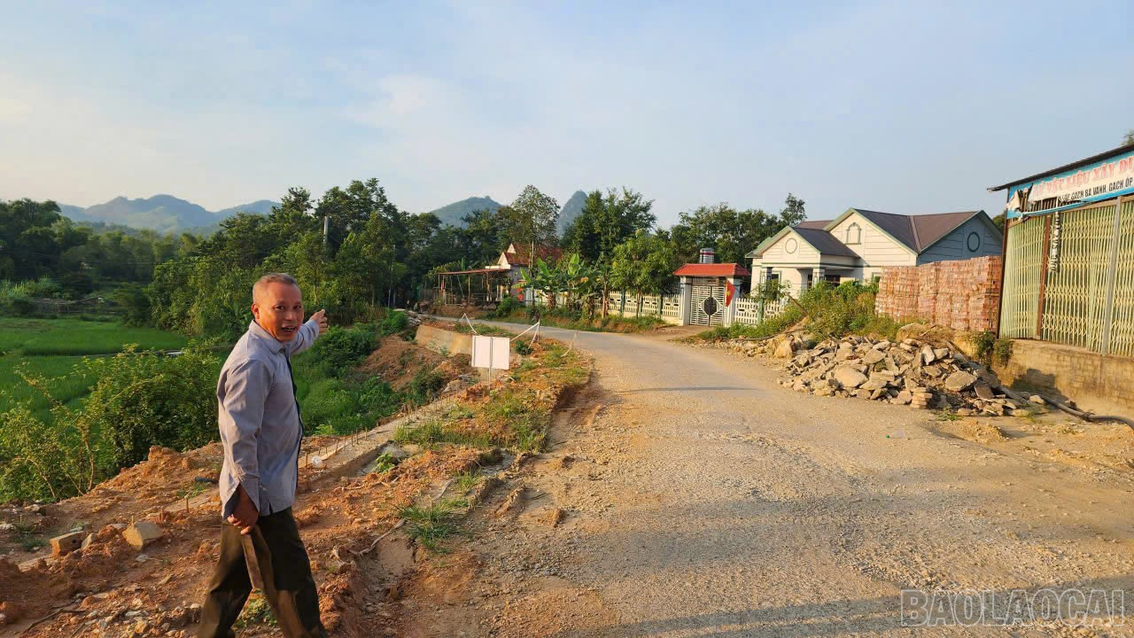 Người dân xã Khánh Yên nhiều lần đề nghị chủ đầu tư đẩy nhanh tiến độ nhưng đến nay nhà thầu vẫn đang dừng thi công. baolaocai-br_son-7.jpg