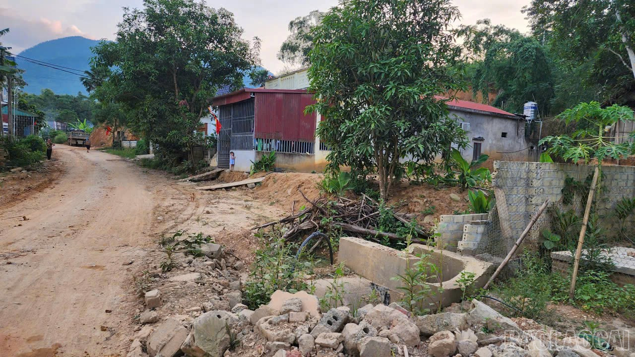 Tuyến đường từ trung tâm xã Khánh Yên (trước đây là xã Khánh Yên Hạ, huyện Văn Bàn cũ) đi Liêm Phú thi công dang dở gây ảnh hưởng rất lớn đến đời sống người dân. baolaocai-br_son-6.jpg