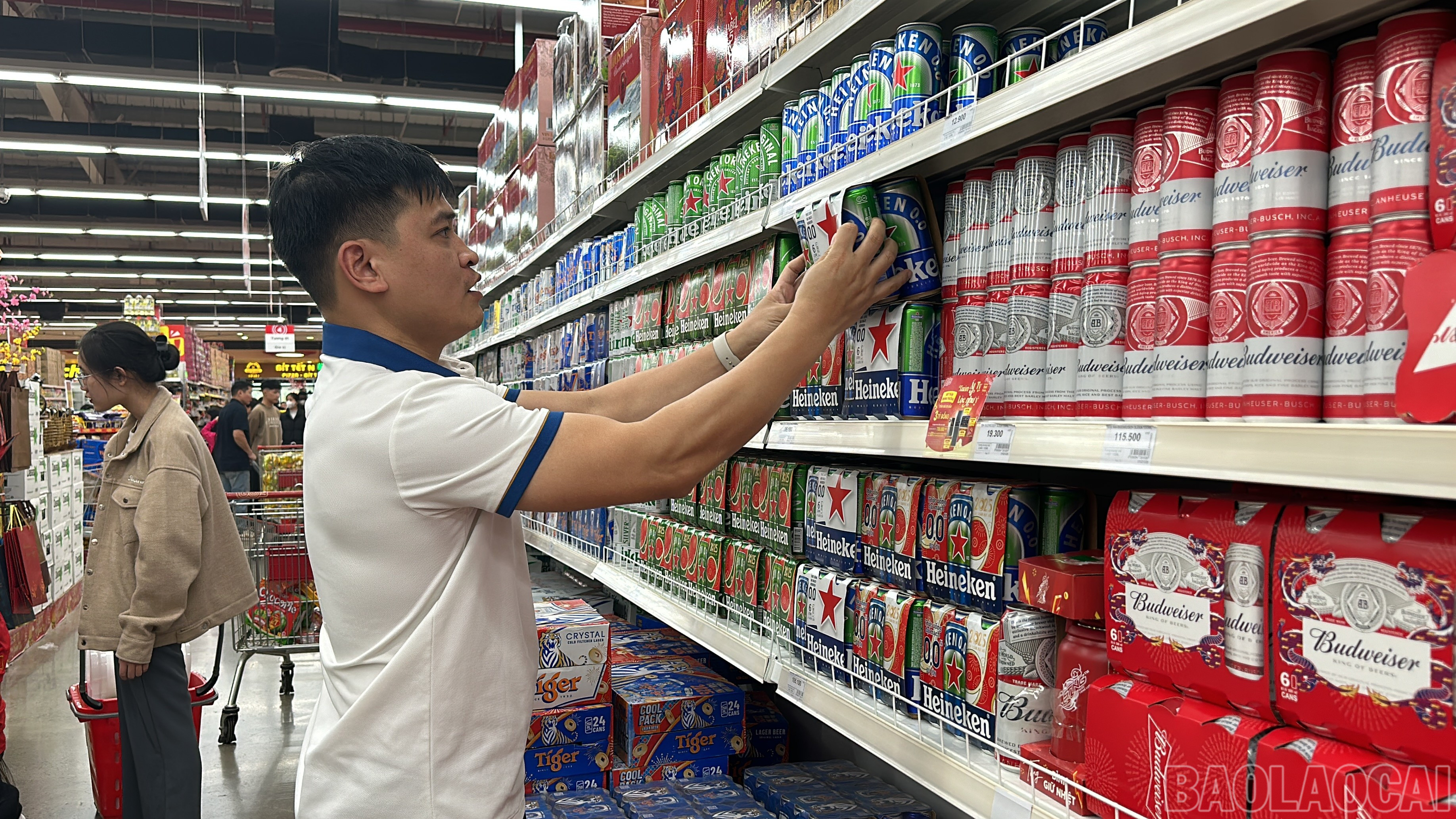 Một khách hàng ưu tiên chọn bia không cồn. baolaocai-br_img-0885.jpg