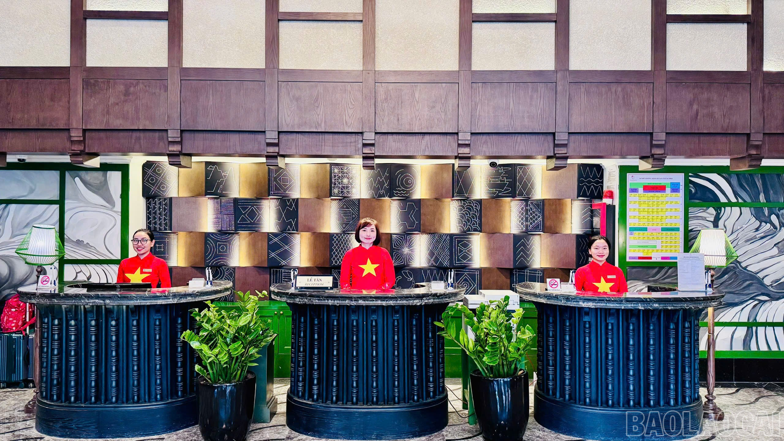 Lễ tân tại Pistachio Hotel Sa Pa mặc áo dài đỏ đón khách trong kì nghỉ lễ. baolaocai-br_1-4.jpg
