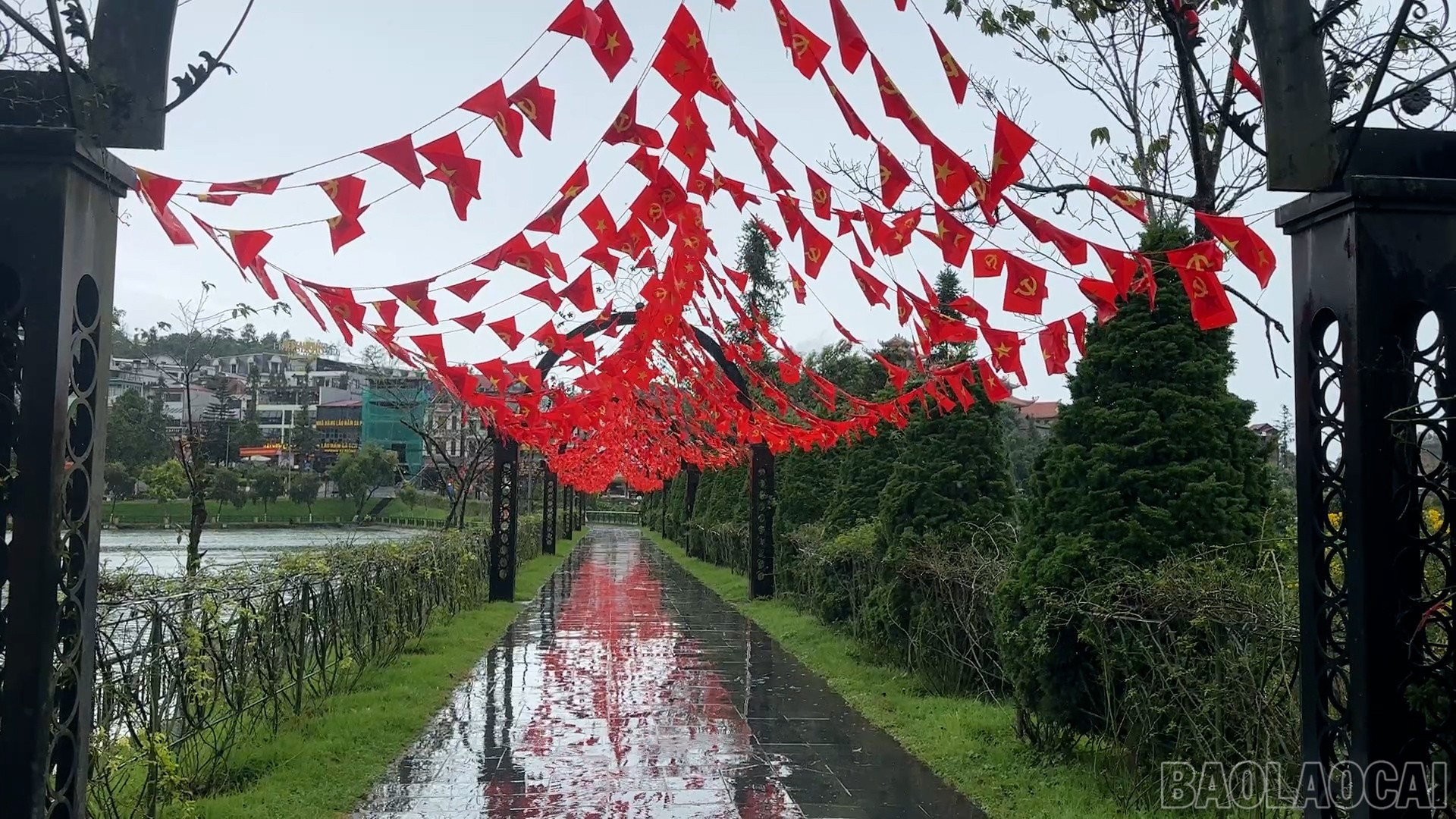 Sa Pa rực rỡ cờ hoa. baolaocai-br_1.jpg