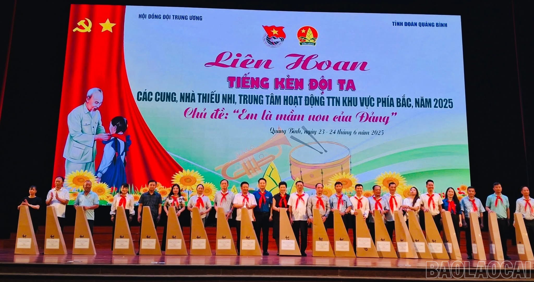 តំណាងគណៈប្រតិភូឡាវ Cai និងក្រុមចូលរួមពិធីបុណ្យ។ baolaocai-br_z6739552633110-1155cf573af7fa5989e0a4974840b115.jpg