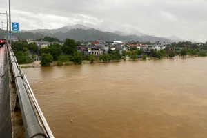 Bảo Thắng: Lũ trên sông Hồng vượt đỉnh kè gây ngập một số tuyến phố tại thị trấn Phố Lu