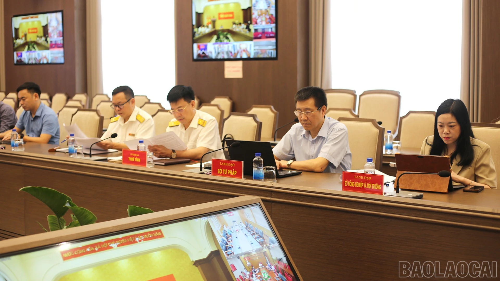 Lãnh đạo các sở, ngành tham dự cuộc họp tại điểm cầu UBND tỉnh.