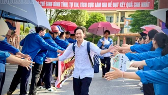 {Ảnh} “Áo xanh” đội nắng, dầm mưa tiếp sức mùa thi