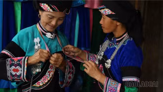 [Ảnh] Phụ nữ vùng cao giữ nghề truyền thống