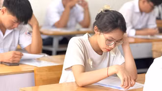 Thí sinh Lào Cai làm thủ tục dự thi tốt nghiệp THPT