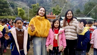 Đội Thiện nguyện Trái Tim Hồng trao quà cho học sinh xã Pha Long