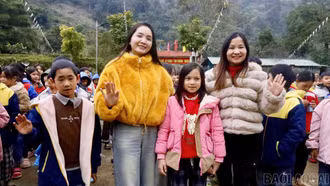 Đội Thiện nguyện Trái Tim Hồng trao quà cho học sinh xã Pha Long