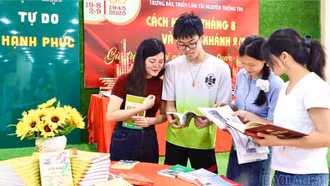 Thư viện tỉnh trưng bày, triển lãm tài nguyên thông tin Cách mạng Tháng Tám và Quốc khánh 2/9