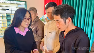 Báo và Phát thanh, Truyền hình tỉnh Lào Cai tặng quà Tết cho 50 hộ dân xã Bản Xèo và Bát Xát